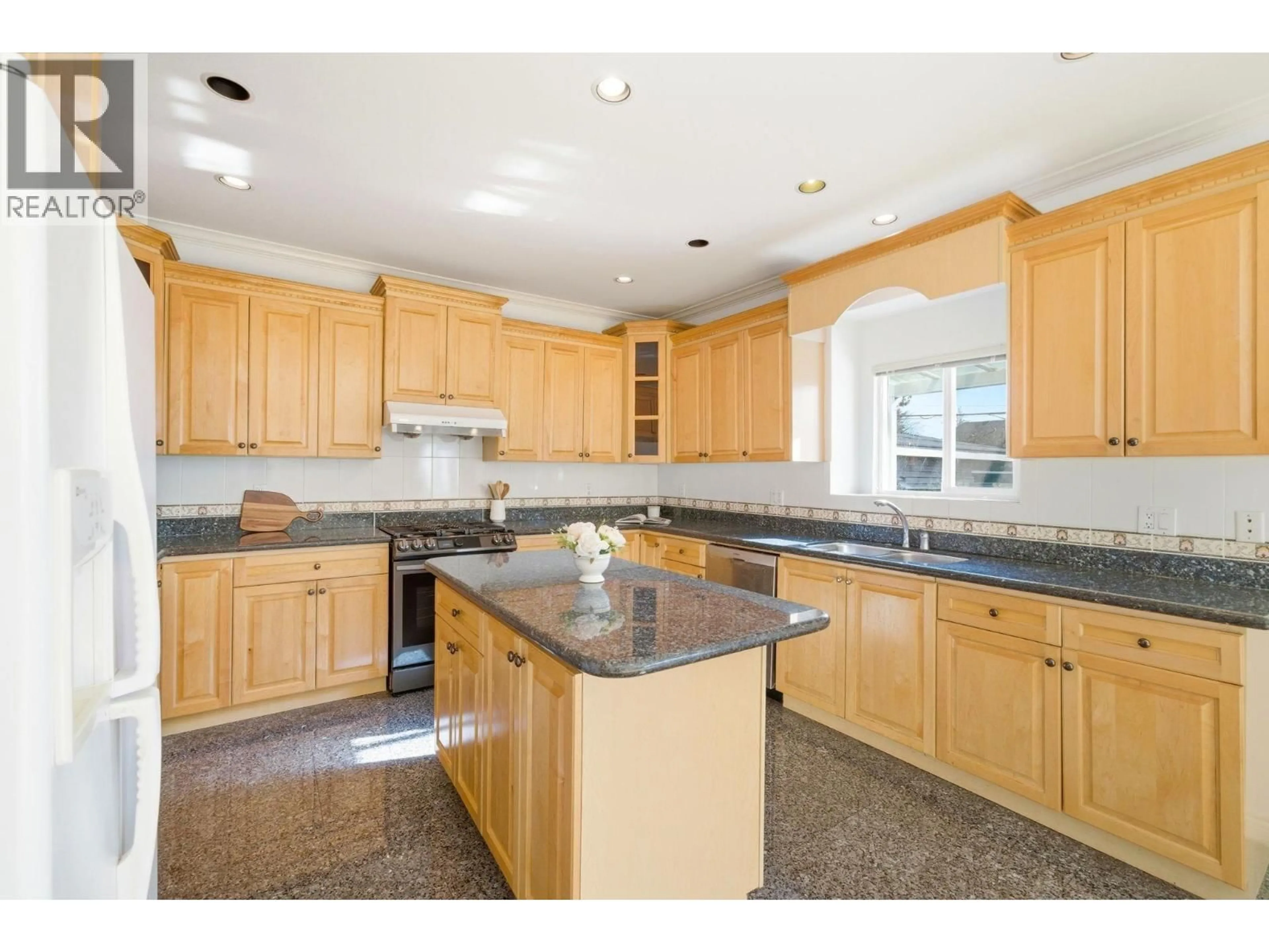 Standard kitchen, ceramic/tile floor for 213 28TH STREET, North Vancouver British Columbia V7N2H9