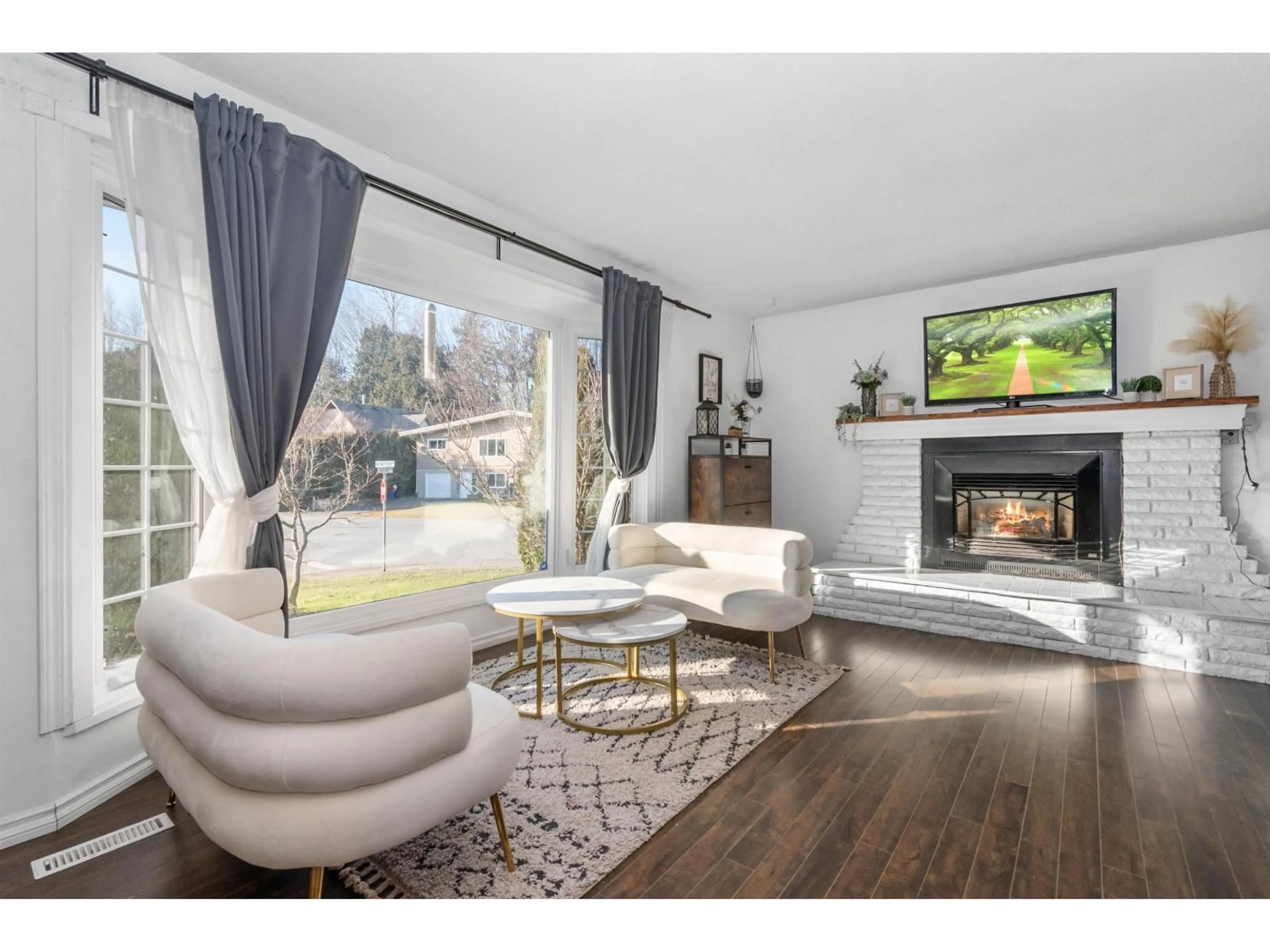 Living room with furniture, wood/laminate floor for 45492 SPARTAN CRESCENT, Chilliwack British Columbia V2P6V2