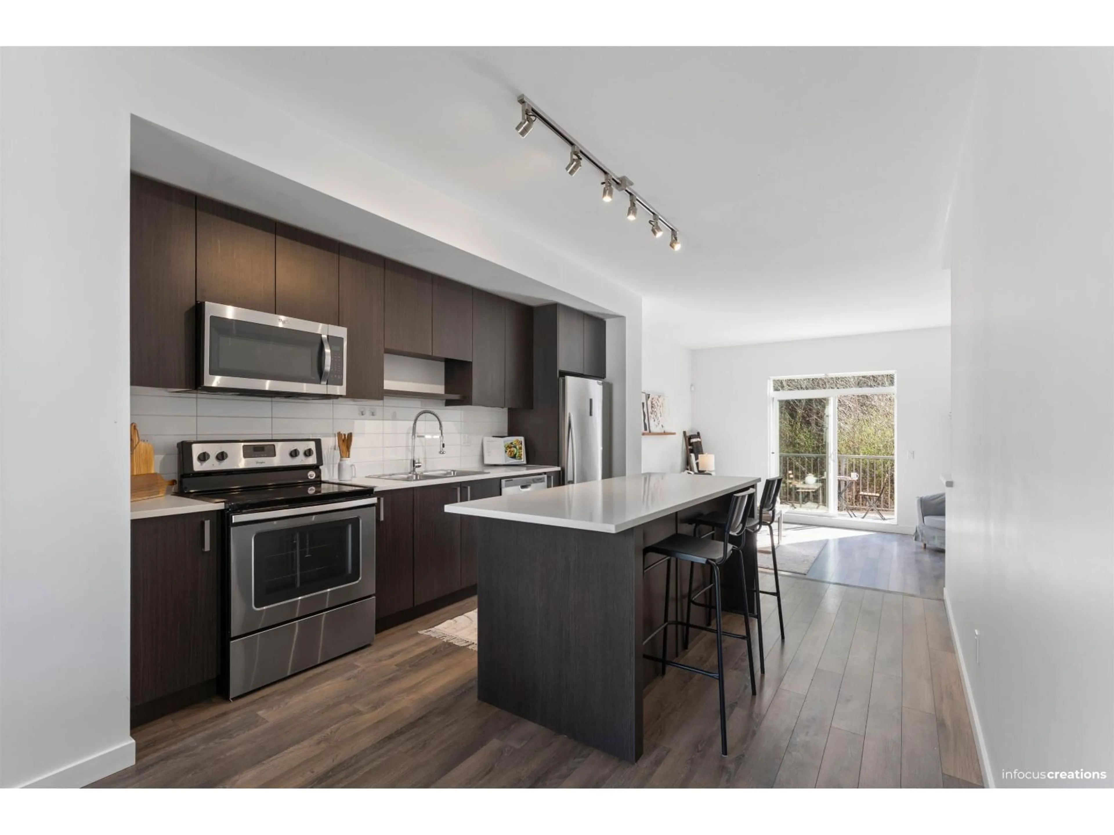 Open concept kitchen, wood/laminate floor for 30 - 8130 136A STREET, Surrey British Columbia V3W1H9