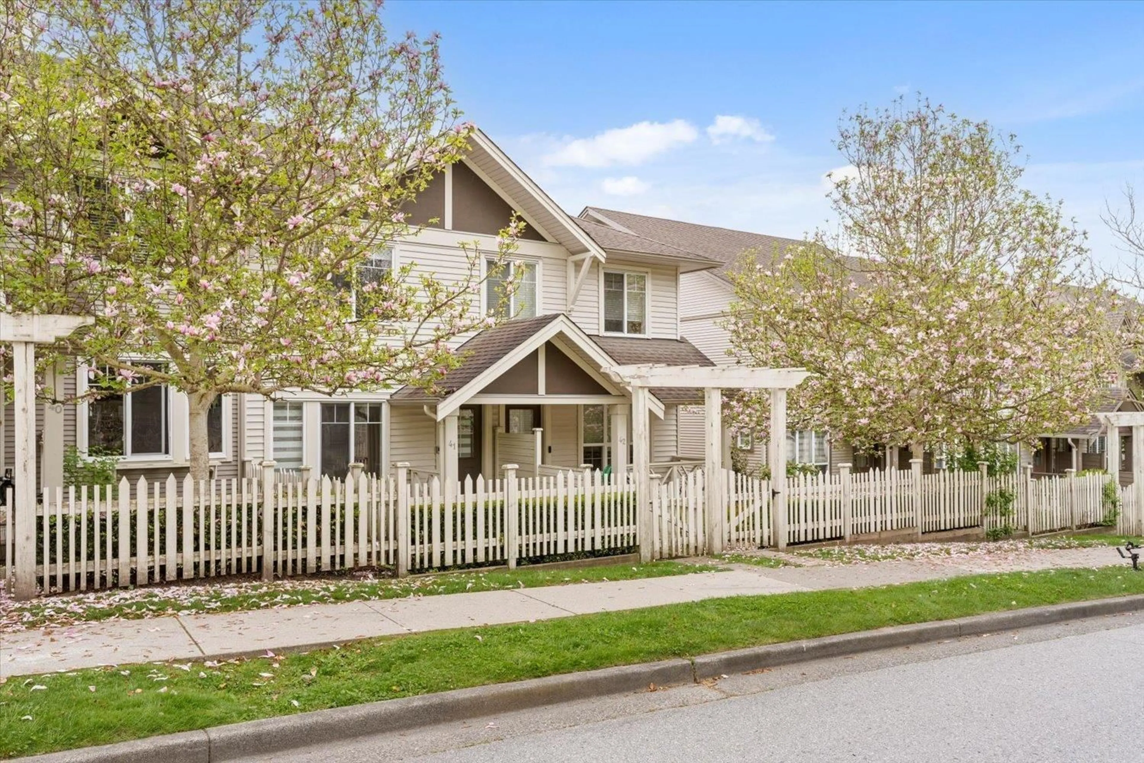 Home with vinyl exterior material, street for 41 - 4401 BLAUSON BOULEVARD, Abbotsford British Columbia V3G0A4