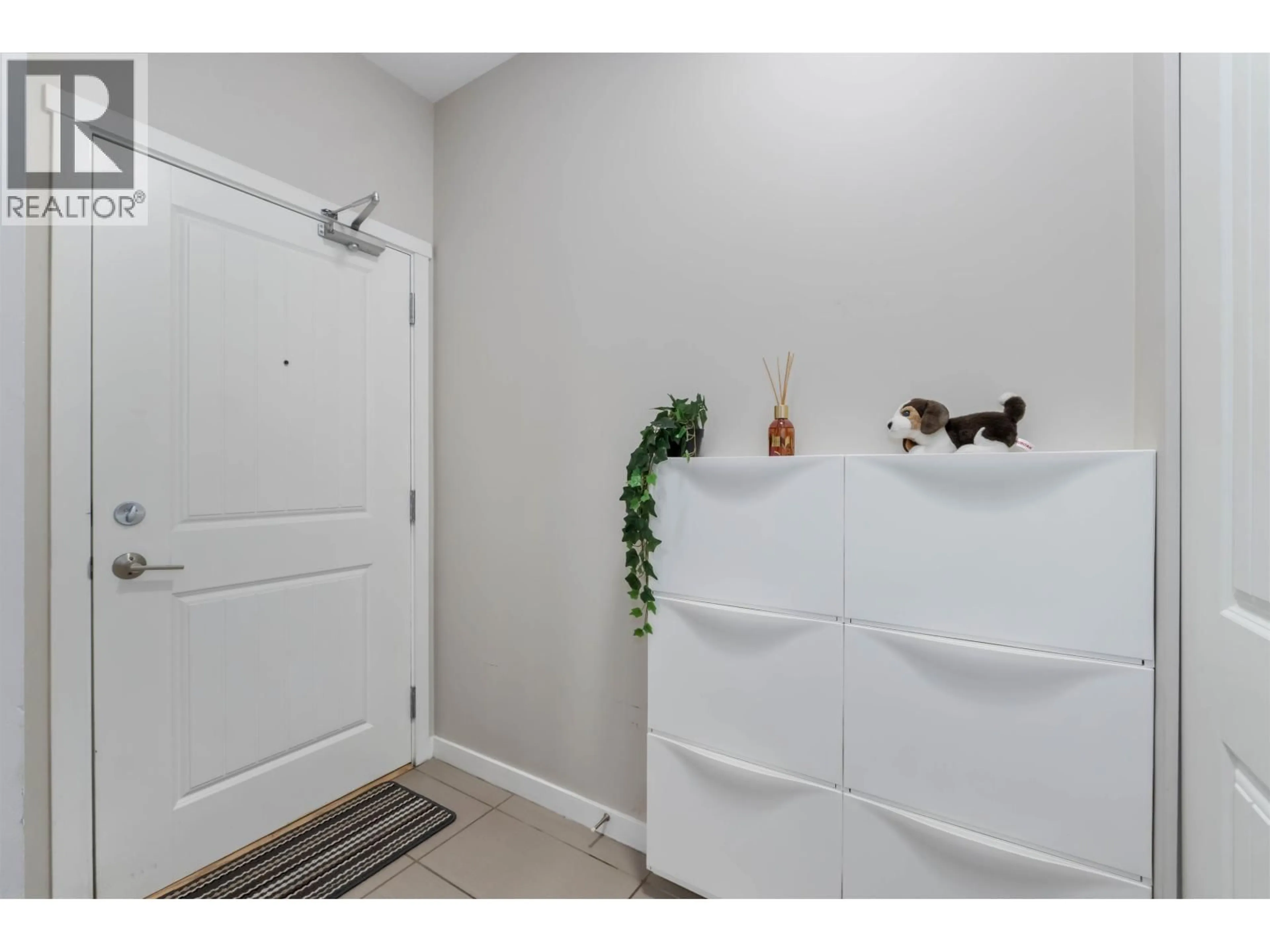 Indoor entryway for 404 - 22290 NORTH AVENUE, Maple Ridge British Columbia V2X8Z8