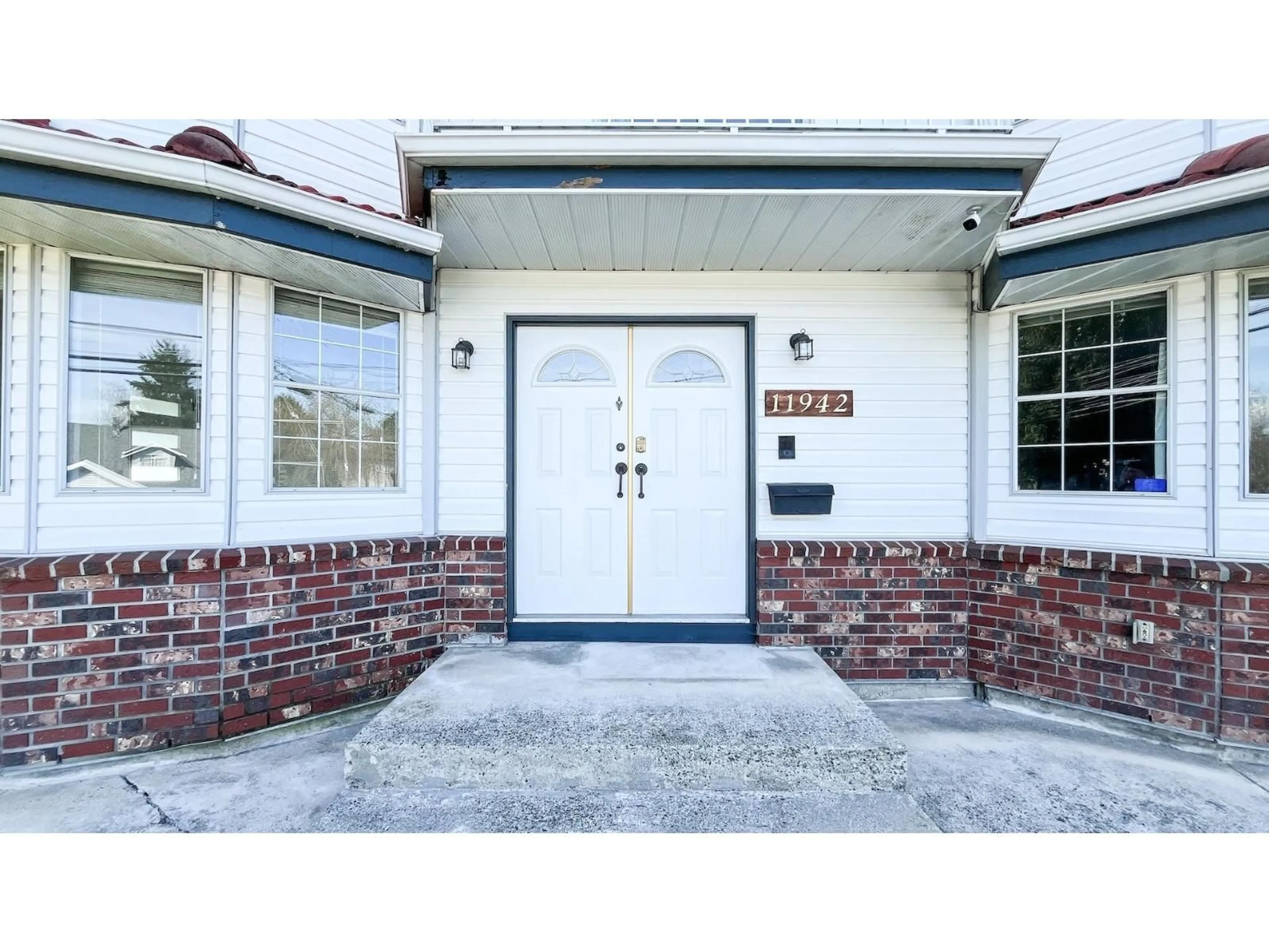Indoor entryway for 11942 99 AVENUE, Surrey British Columbia V3V2M5