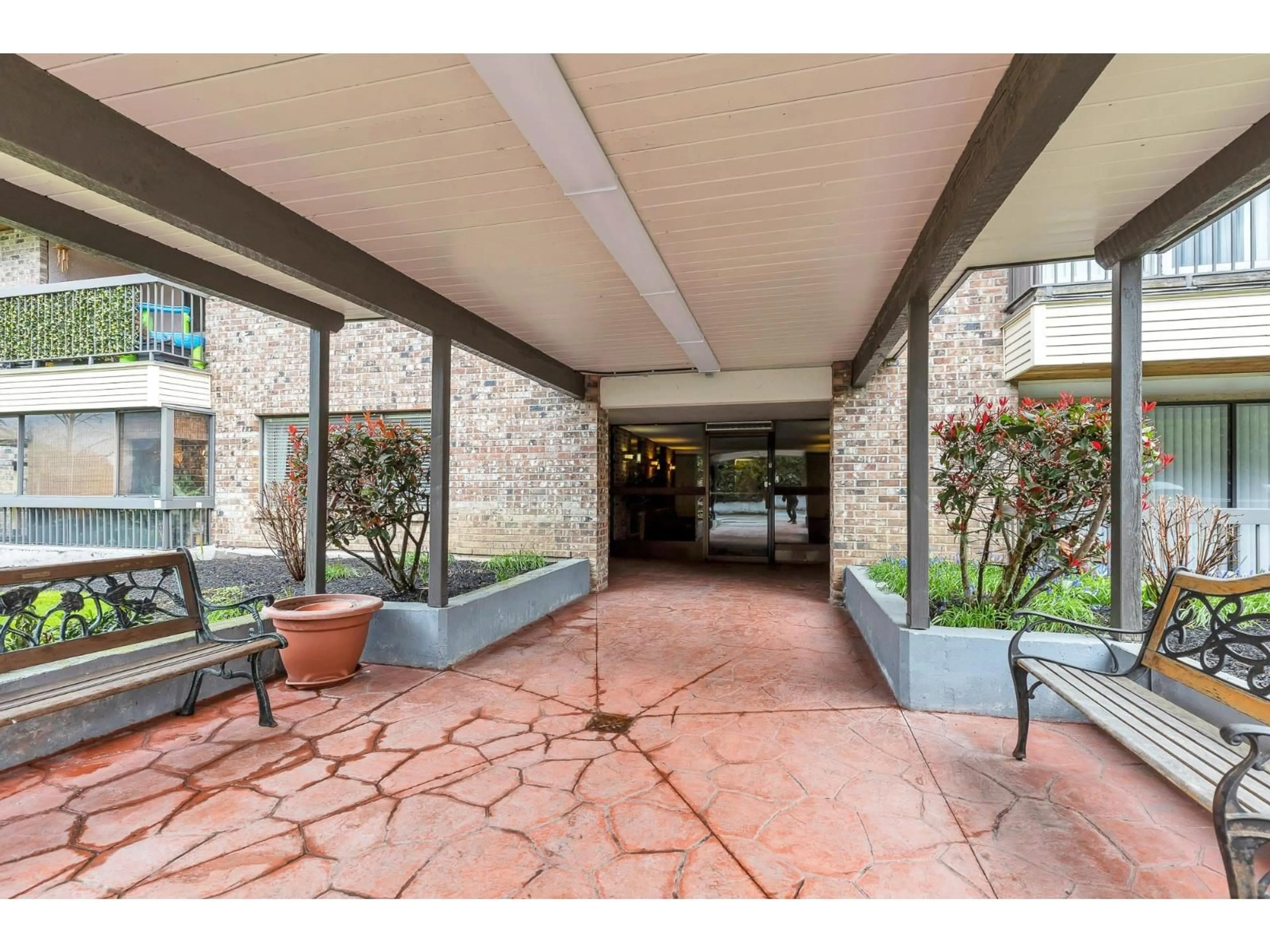 Indoor foyer for 117 - 32175 OLD YALE ROAD, Abbotsford British Columbia V2T2C8