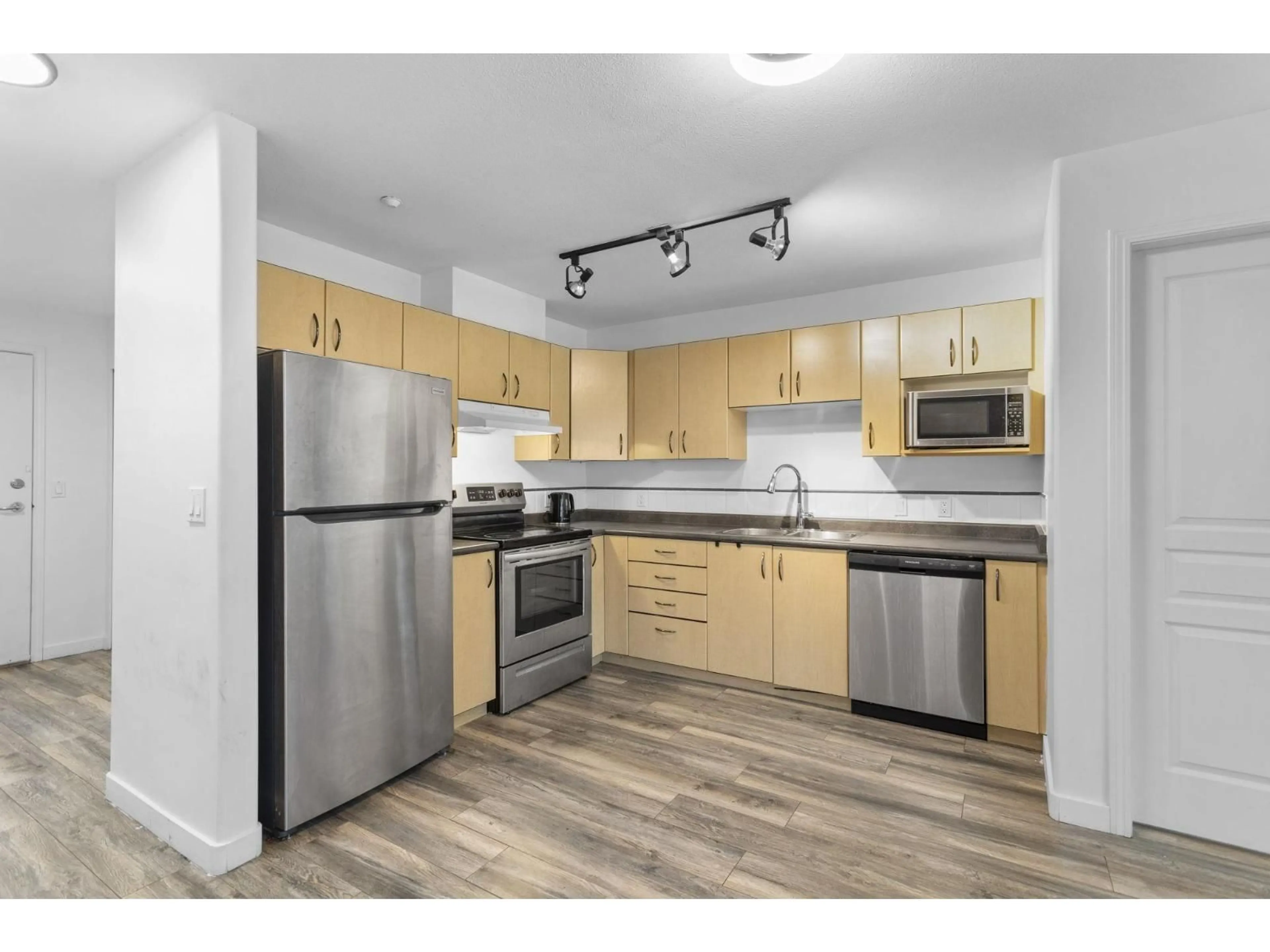 Standard kitchen, wood/laminate floor for 217 - 20200 56 AVENUE, Langley British Columbia V3A8S1