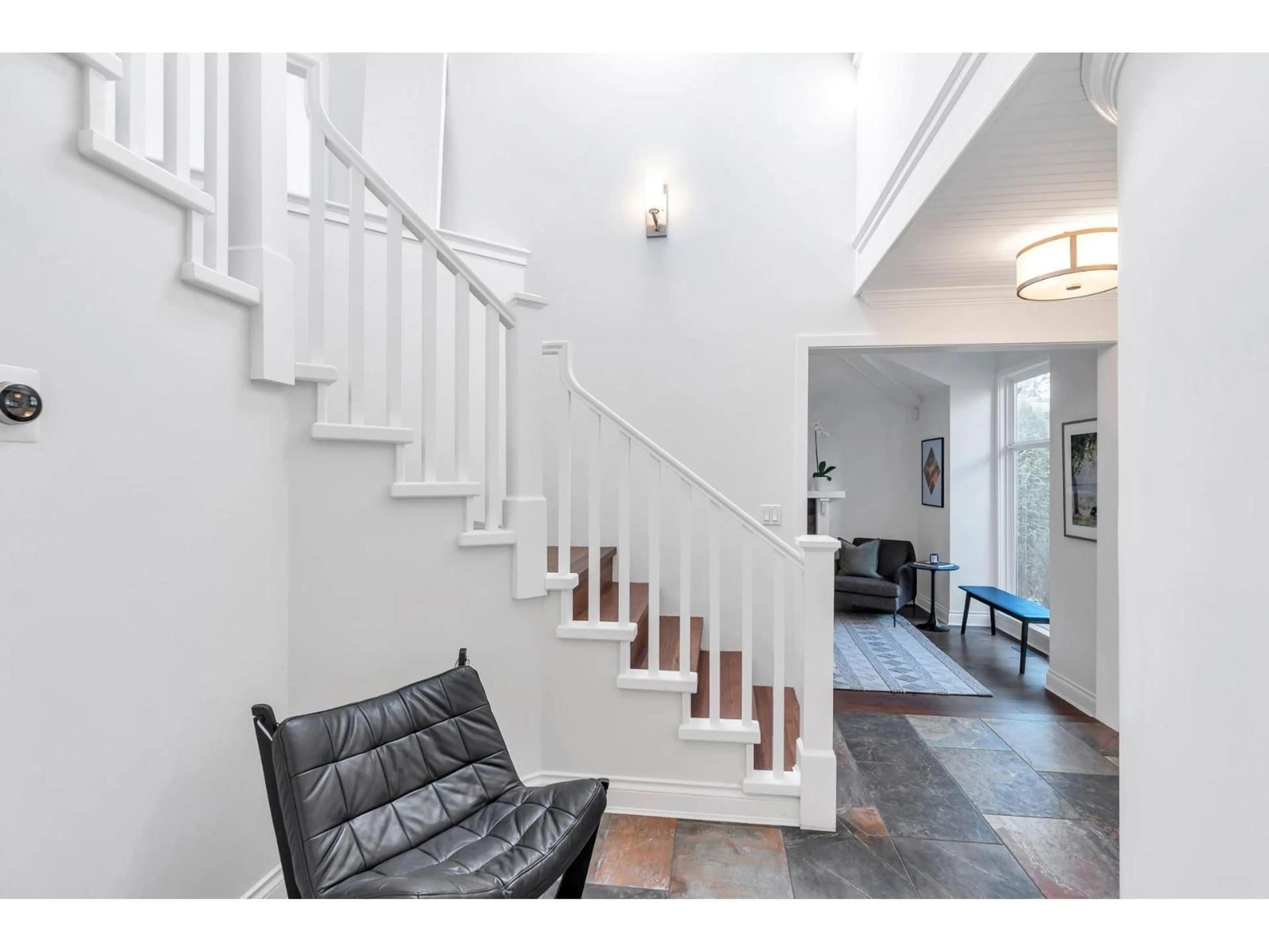 Indoor foyer for 13960 COLDICUTT AVENUE, White Rock British Columbia V4B3B2