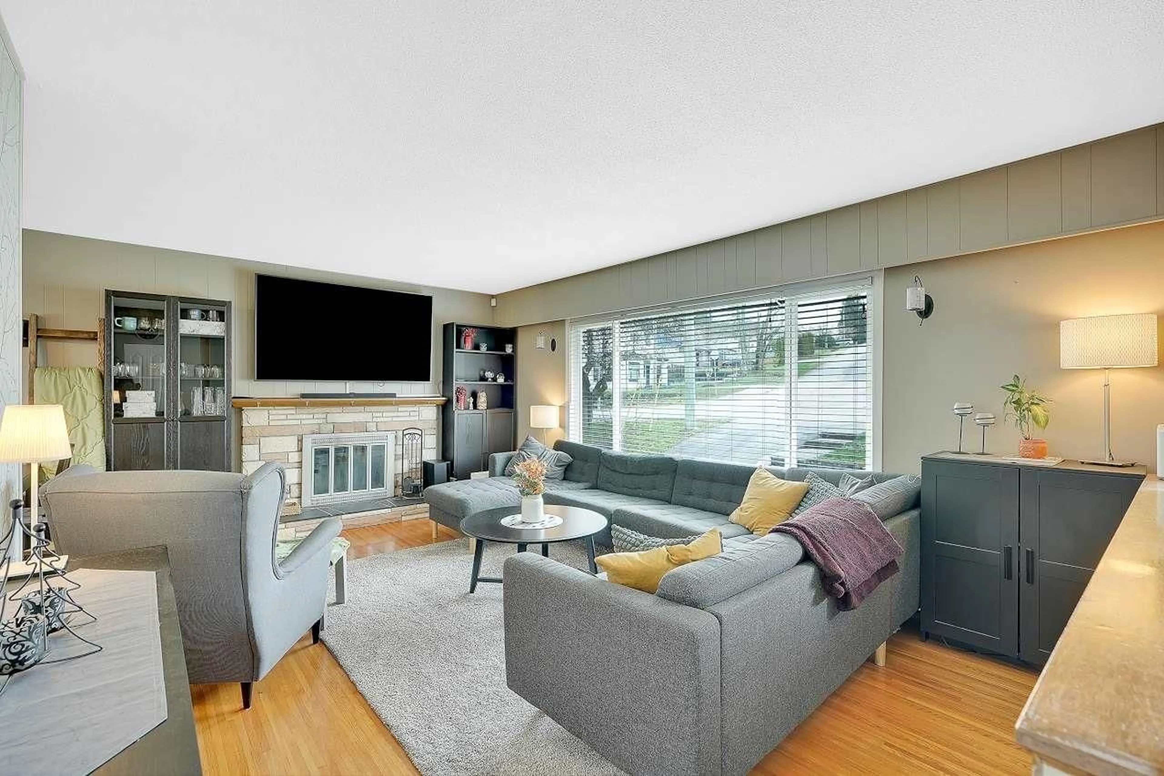 Living room with furniture, unknown for 9511 DAWSON CRESCENT, Delta British Columbia V4C5H1