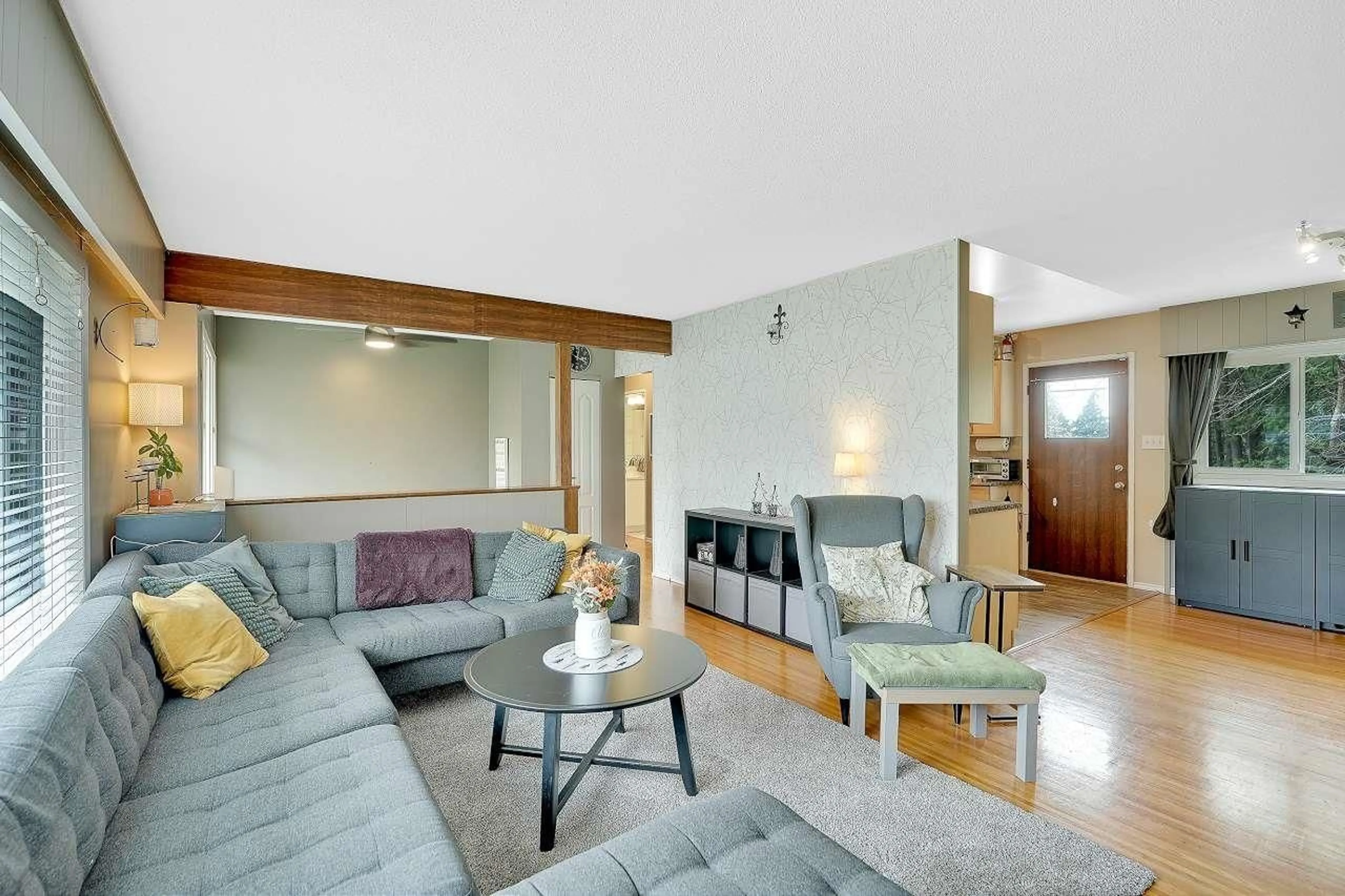 Living room with furniture, unknown for 9511 DAWSON CRESCENT, Delta British Columbia V4C5H1