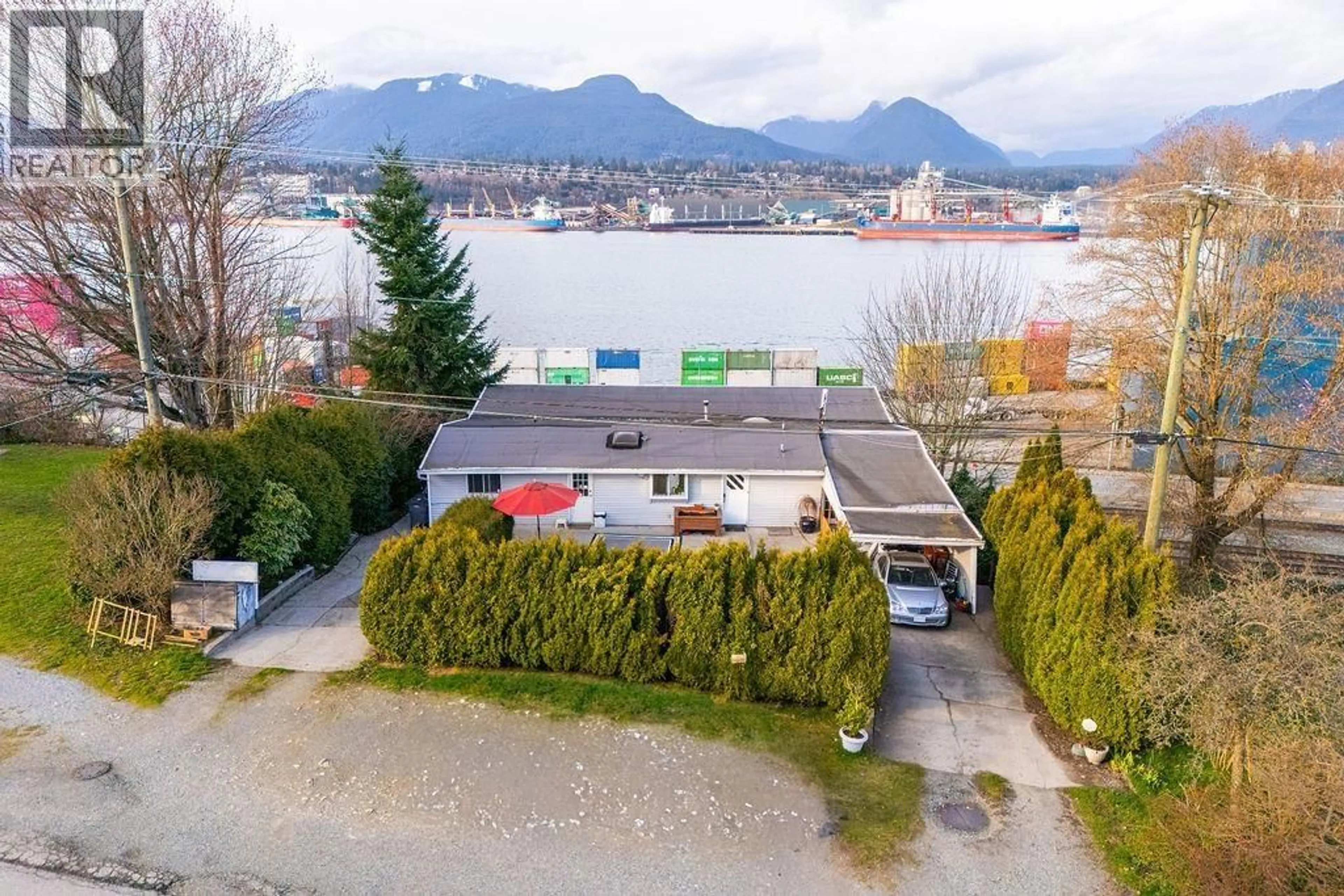 A pic from outside/outdoor area/front of a property/back of a property/a pic from drone, water/lake/river/ocean view for 2709 WALL STREET, Vancouver British Columbia V5L1B8