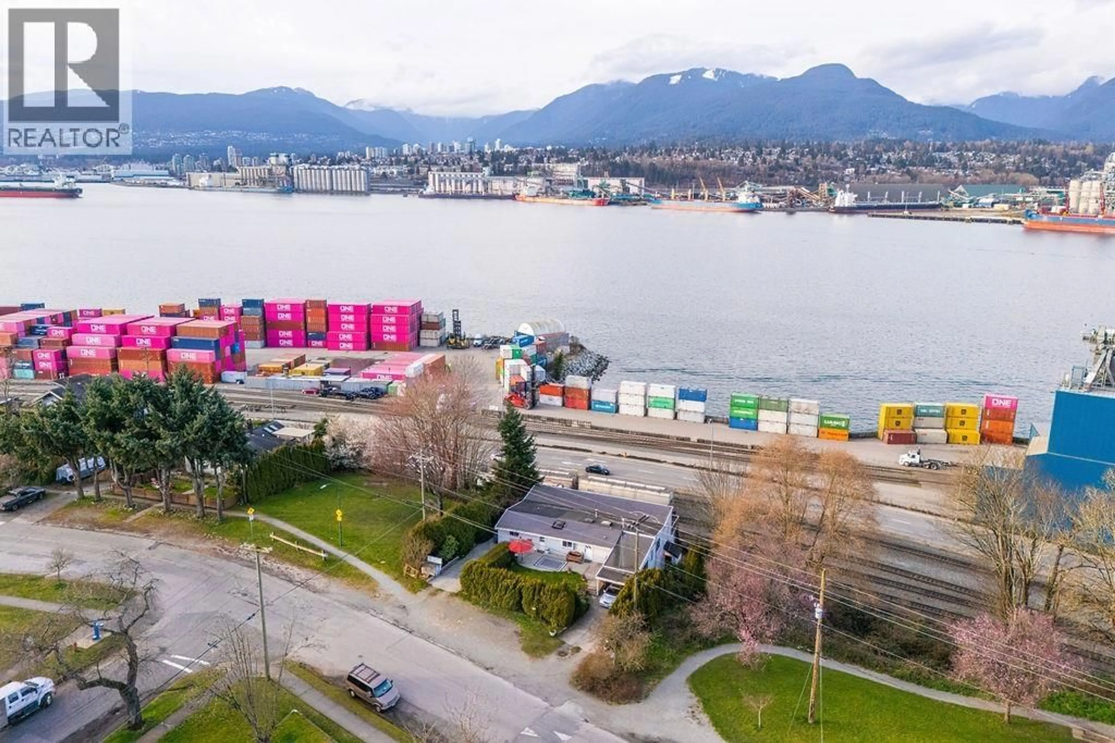 A pic from outside/outdoor area/front of a property/back of a property/a pic from drone, water/lake/river/ocean view for 2709 WALL STREET, Vancouver British Columbia V5L1B8