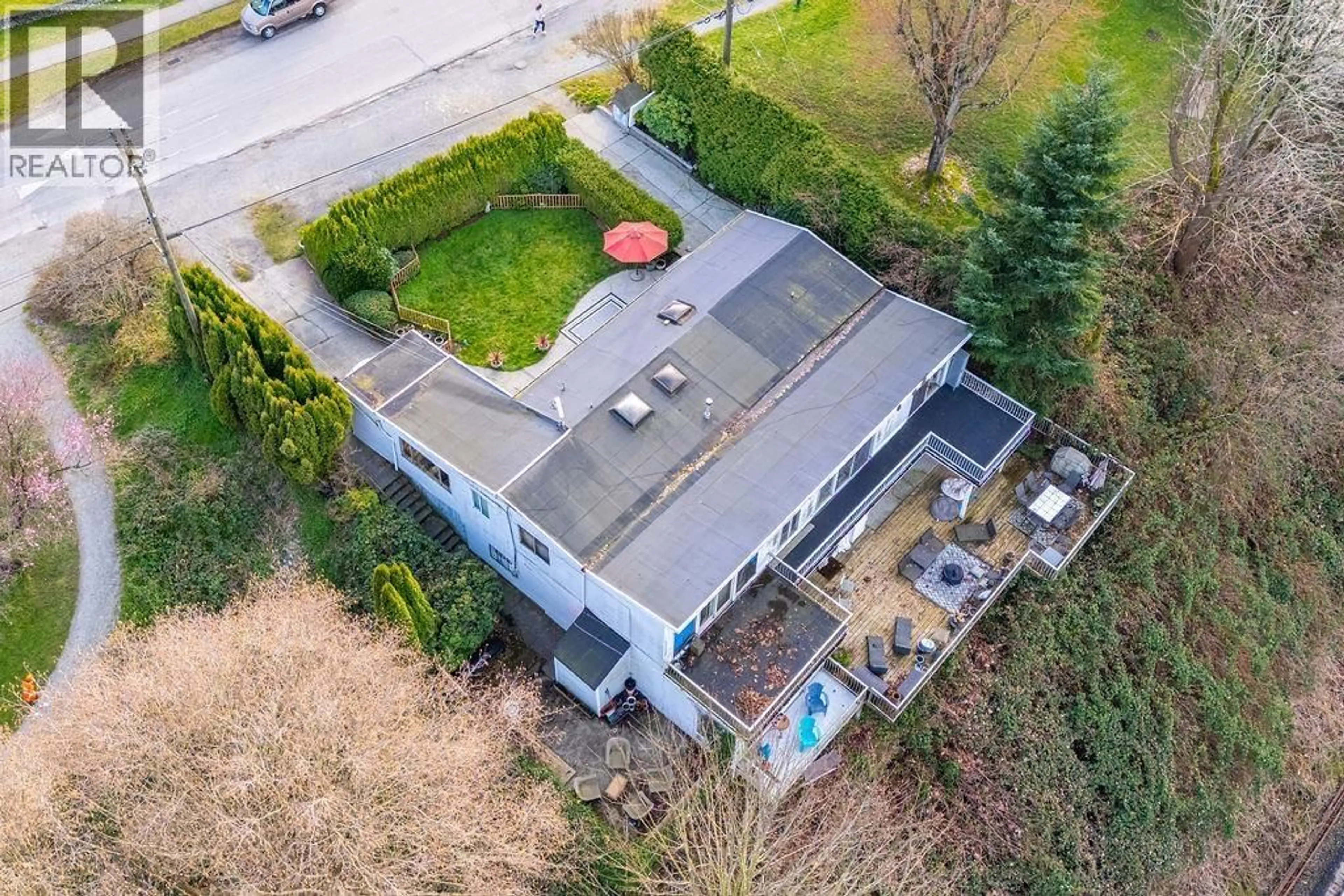 A pic from outside/outdoor area/front of a property/back of a property/a pic from drone, building for 2709 WALL STREET, Vancouver British Columbia V5L1B8