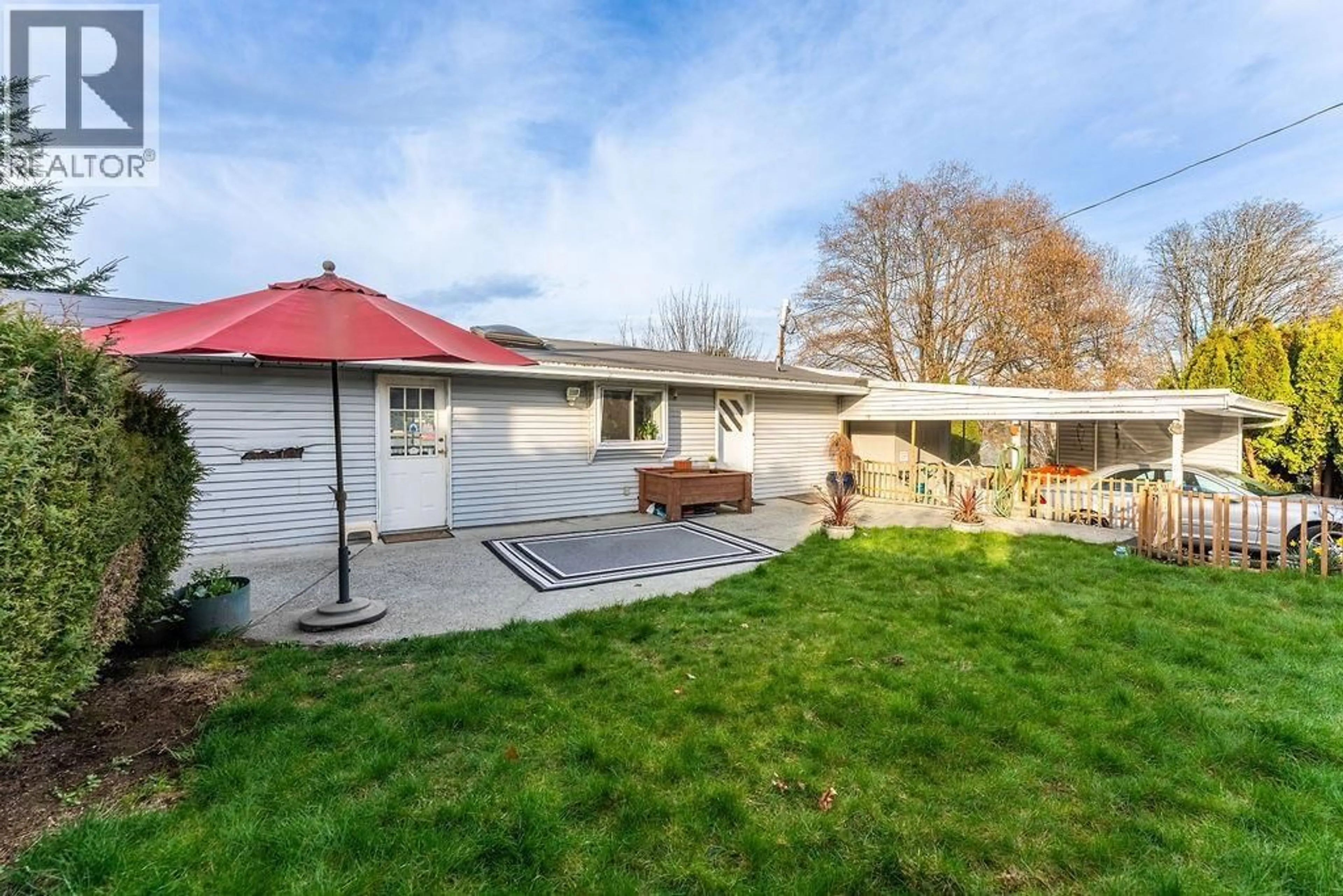 A pic from outside/outdoor area/front of a property/back of a property/a pic from drone, building for 2709 WALL STREET, Vancouver British Columbia V5L1B8