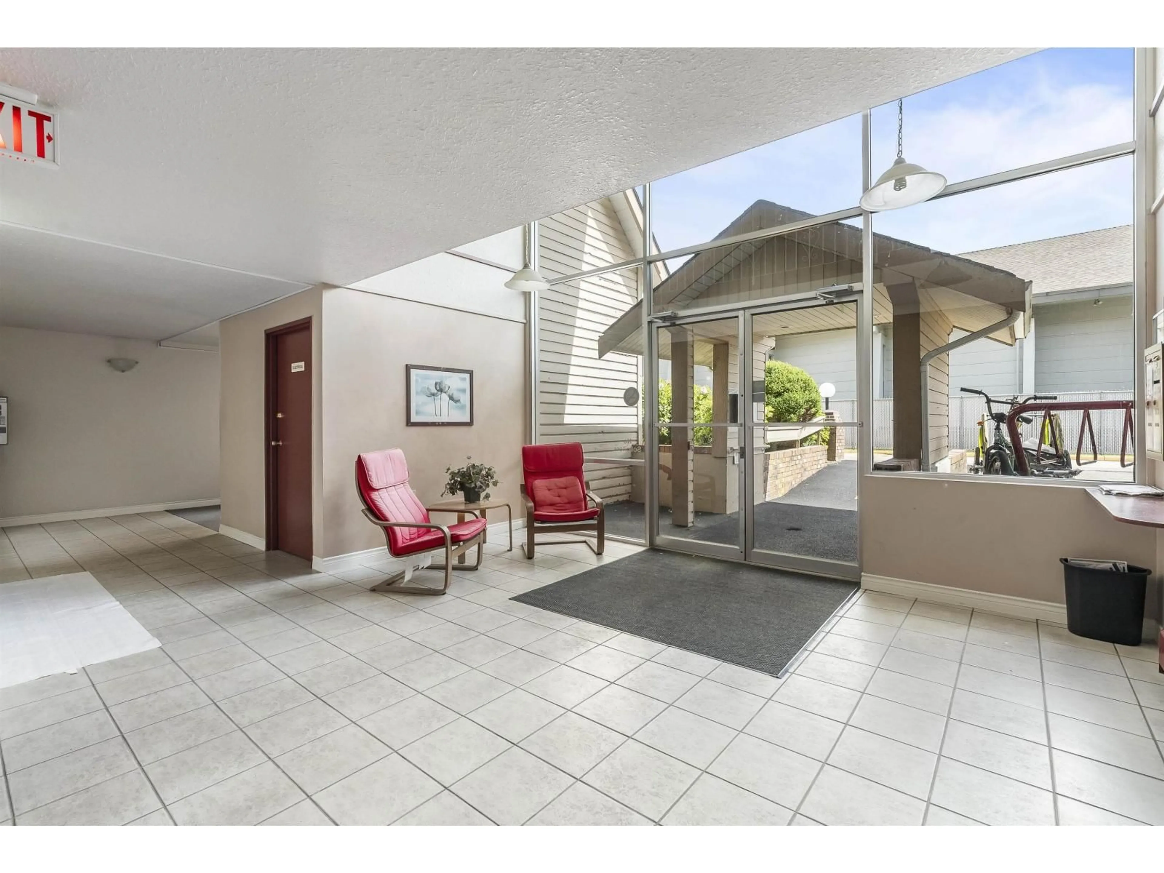 Indoor foyer for 221 - 11806 88 AVENUE, Delta British Columbia V4C3C5