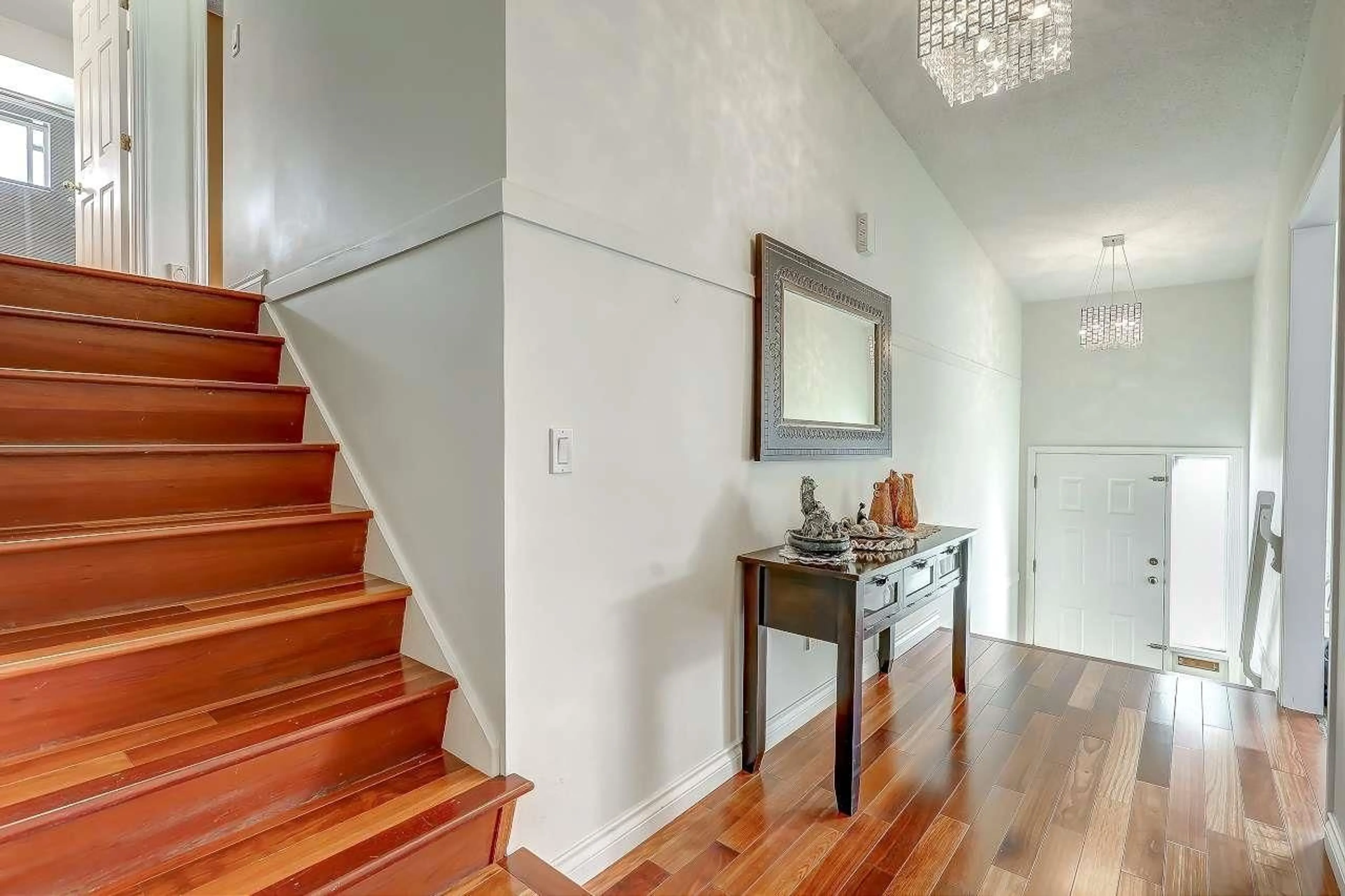 Indoor entryway for 15481 92A AVENUE, Surrey British Columbia V3R9B2