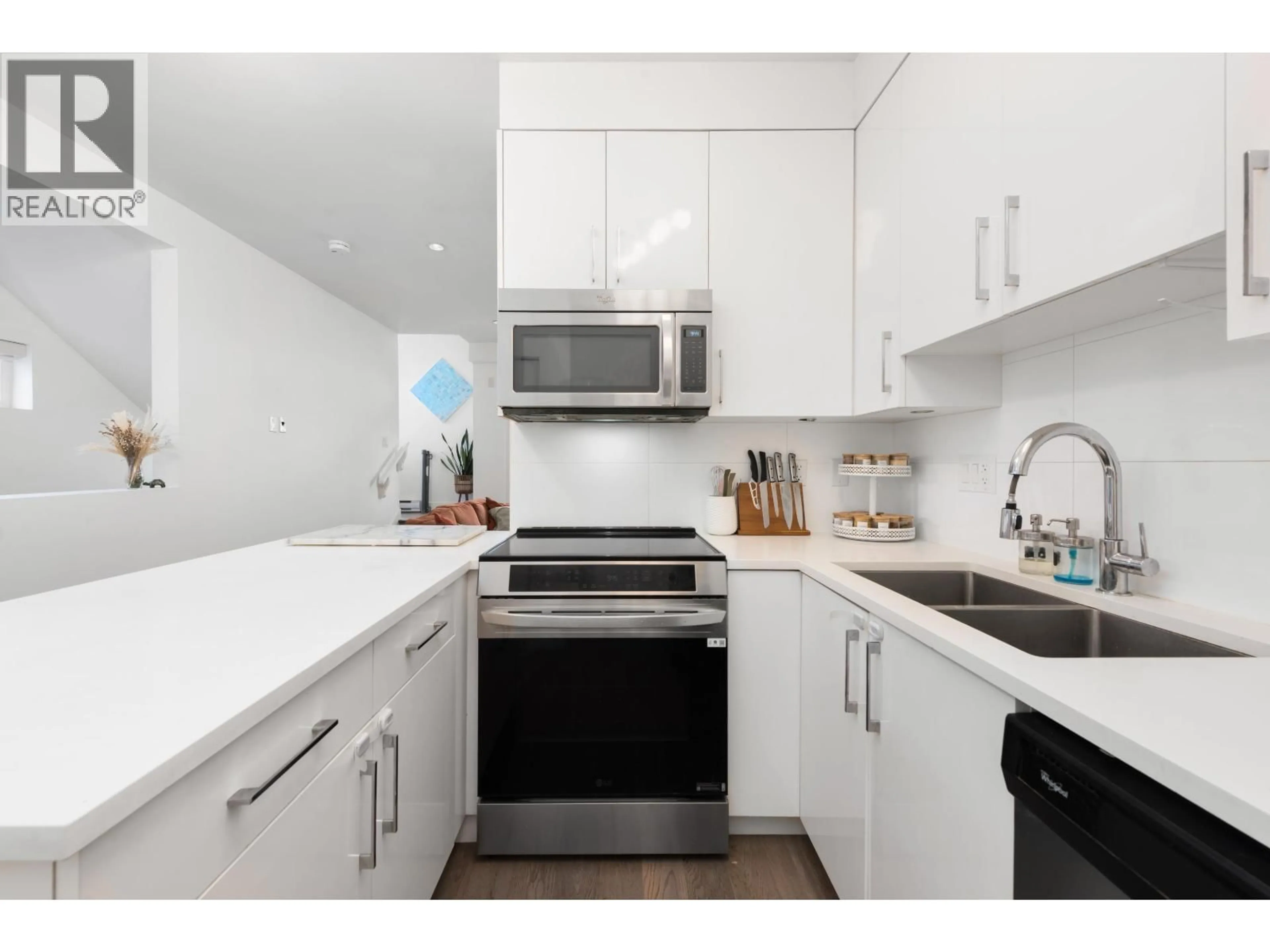Standard kitchen, unknown for 350 7TH AVENUE, Vancouver British Columbia V5T3L8