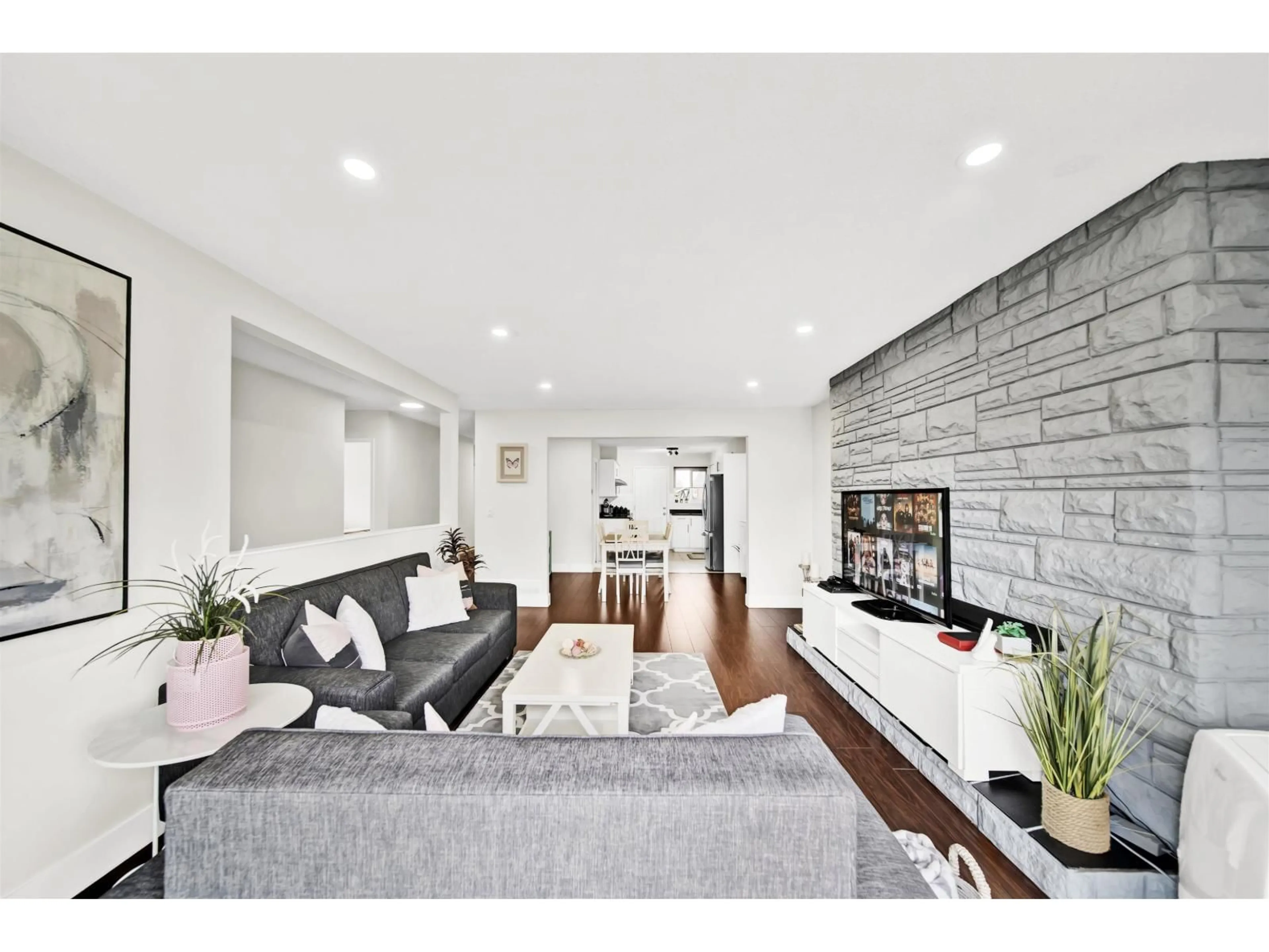 Living room with furniture, unknown for 25 - 13918 58 AVENUE, Surrey British Columbia V3X3N8