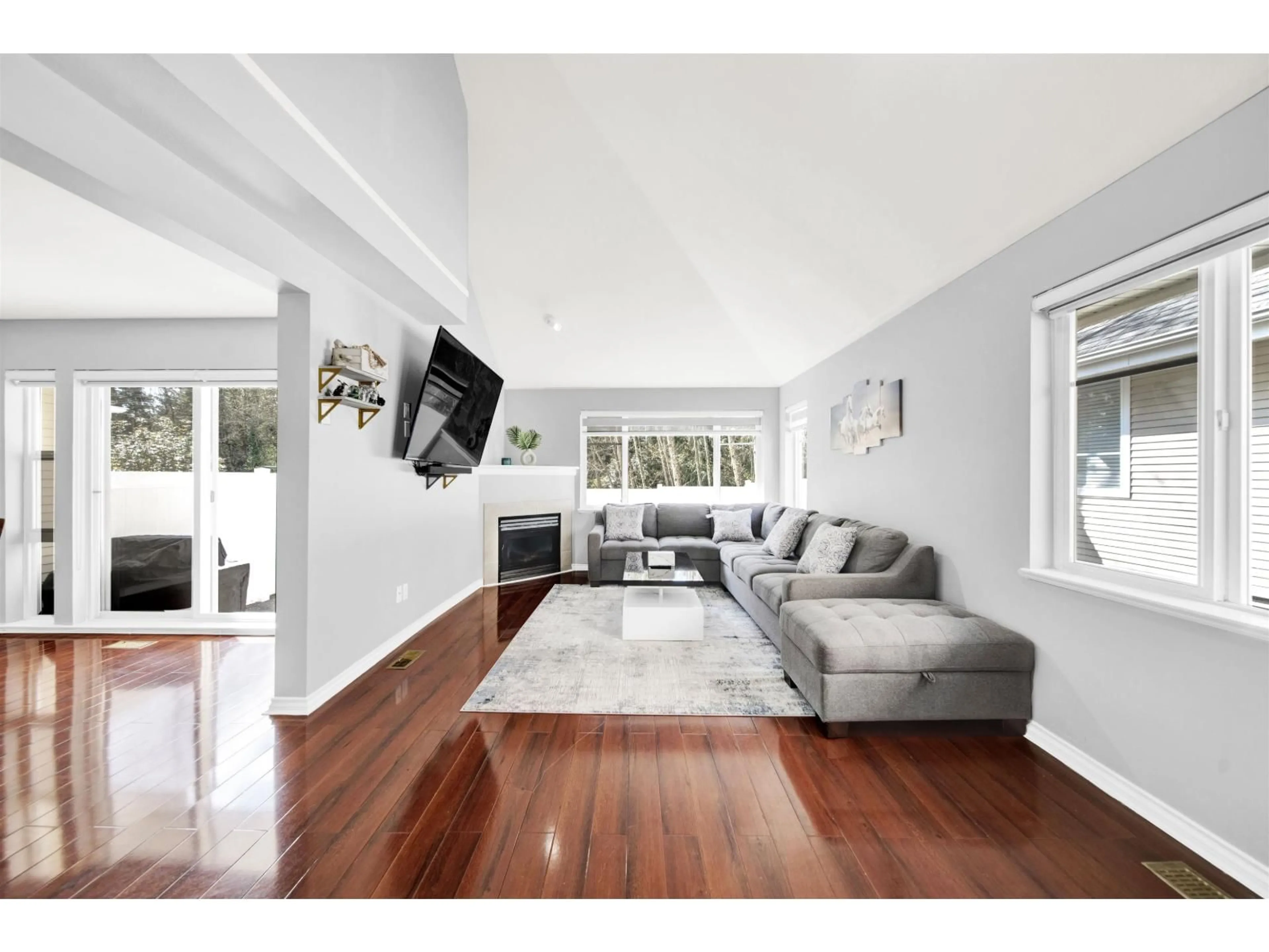 Living room with furniture, wood/laminate floor for 25 - 13918 58 AVENUE, Surrey British Columbia V3X3N8