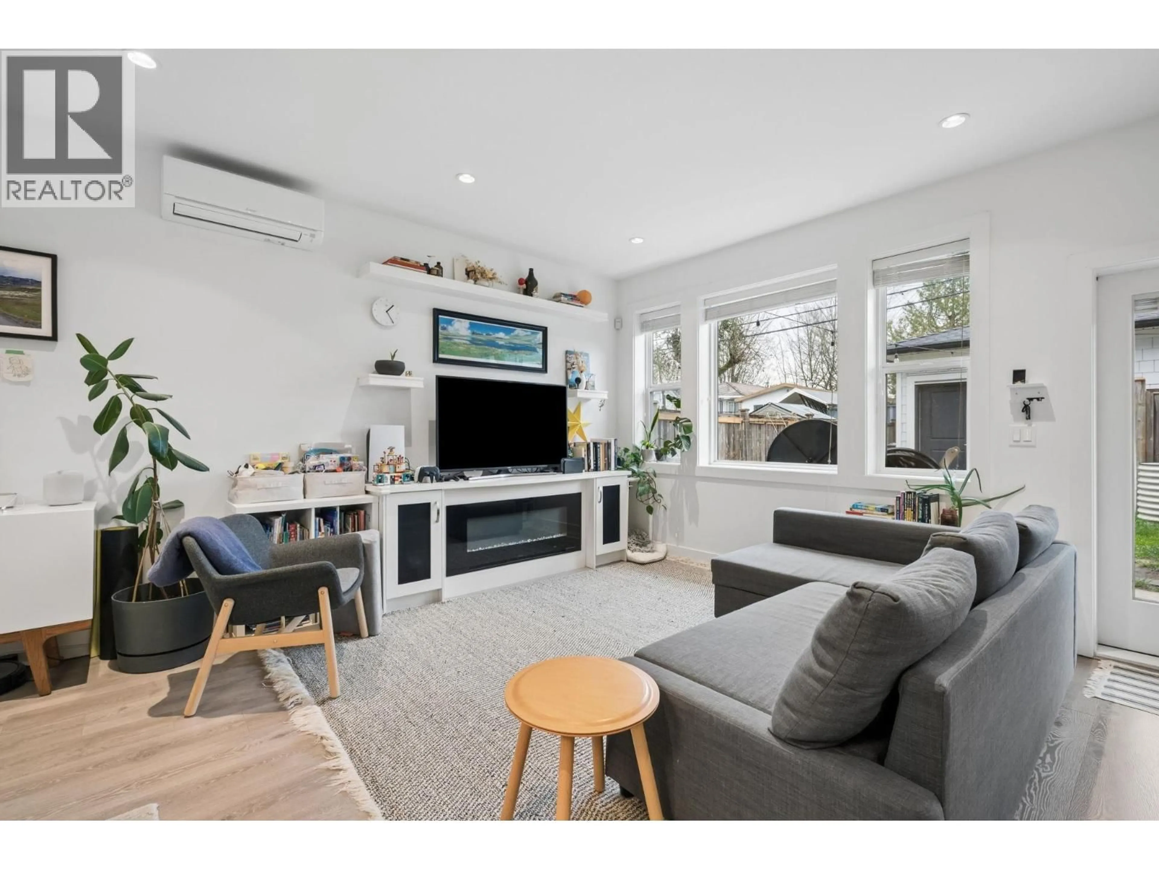 Living room with furniture, unknown for 4382 PERRY STREET, Vancouver British Columbia V5N3X5