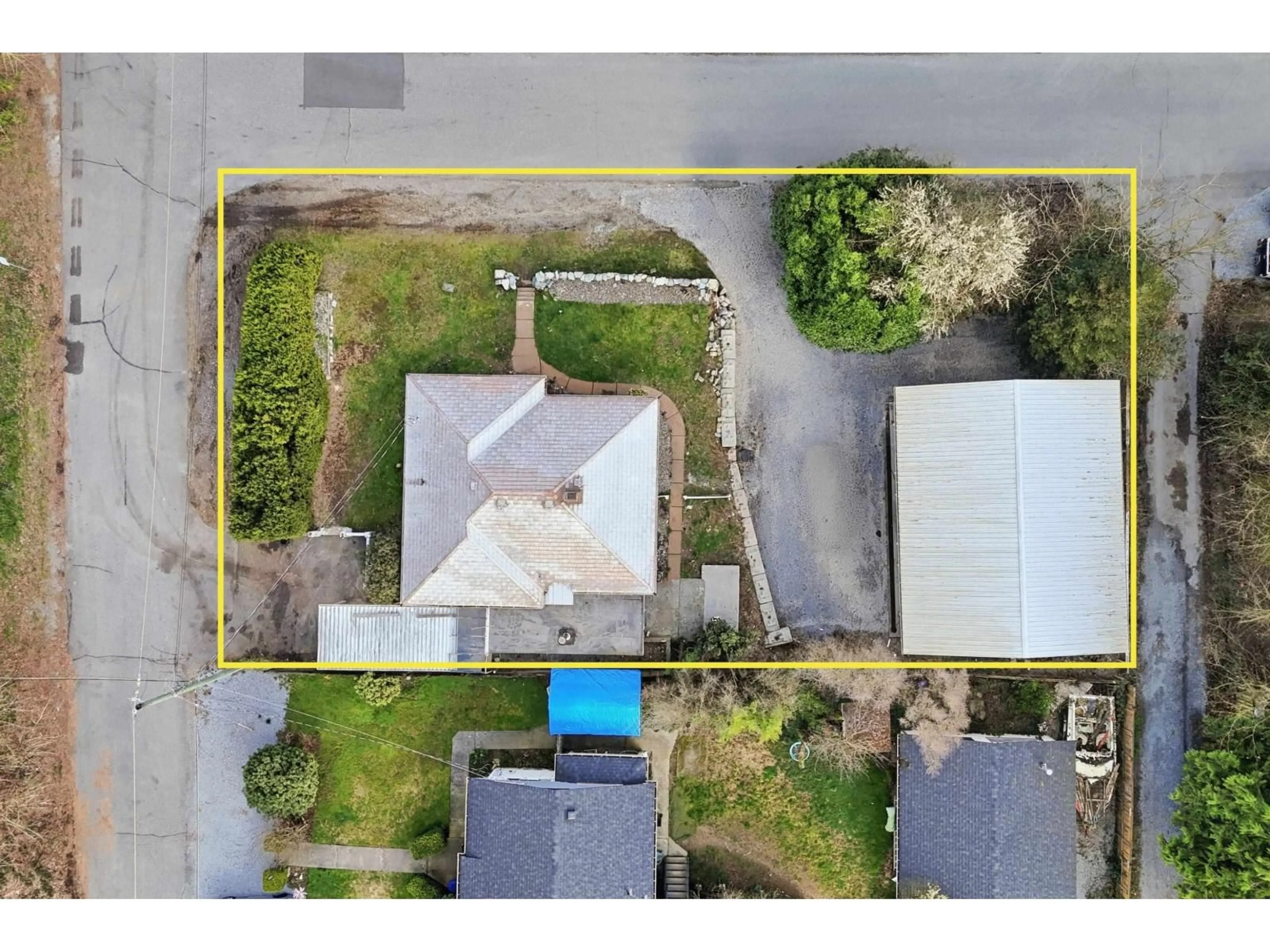 A pic from outside/outdoor area/front of a property/back of a property/a pic from drone, street for 7489 MAPLE STREET, Mission British Columbia V2V3N8