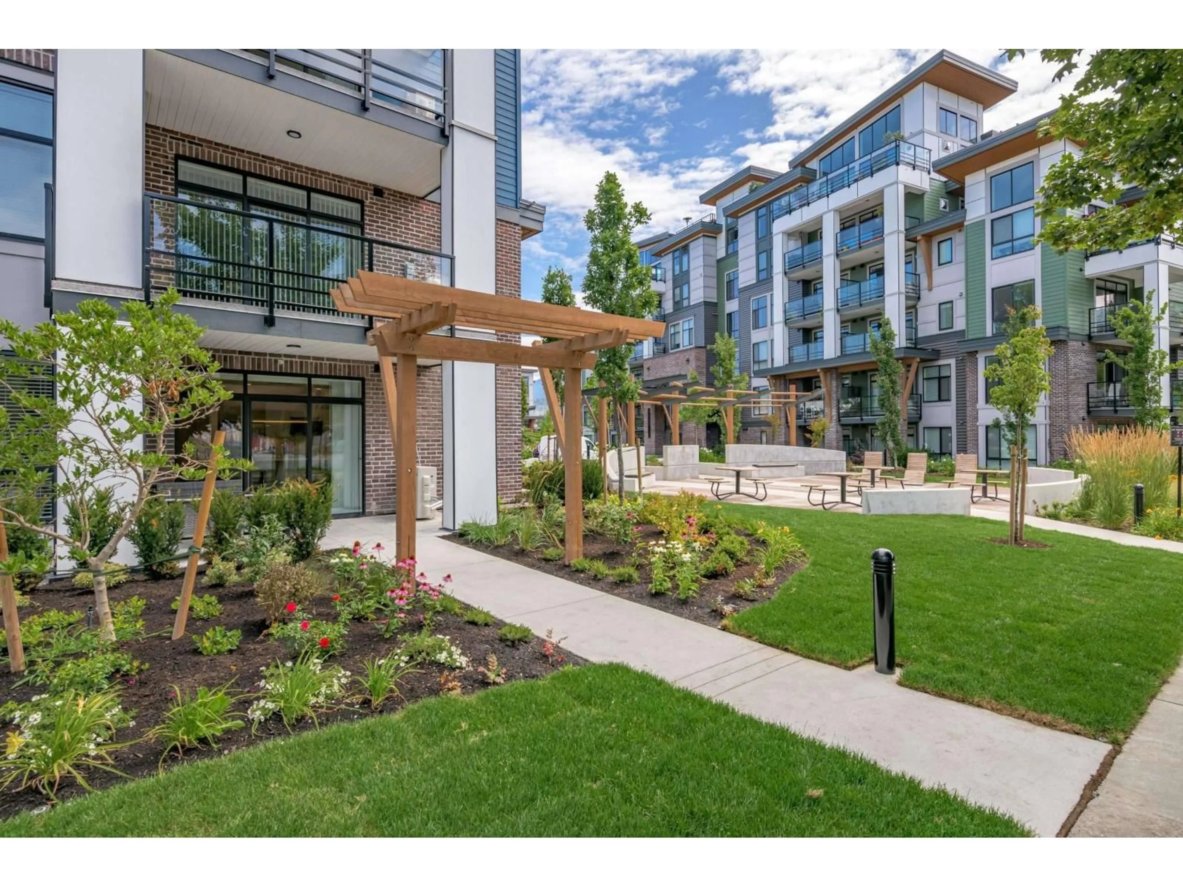 Patio, street for 101 - 45500 MARKET WAY, Chilliwack British Columbia V2R6G5