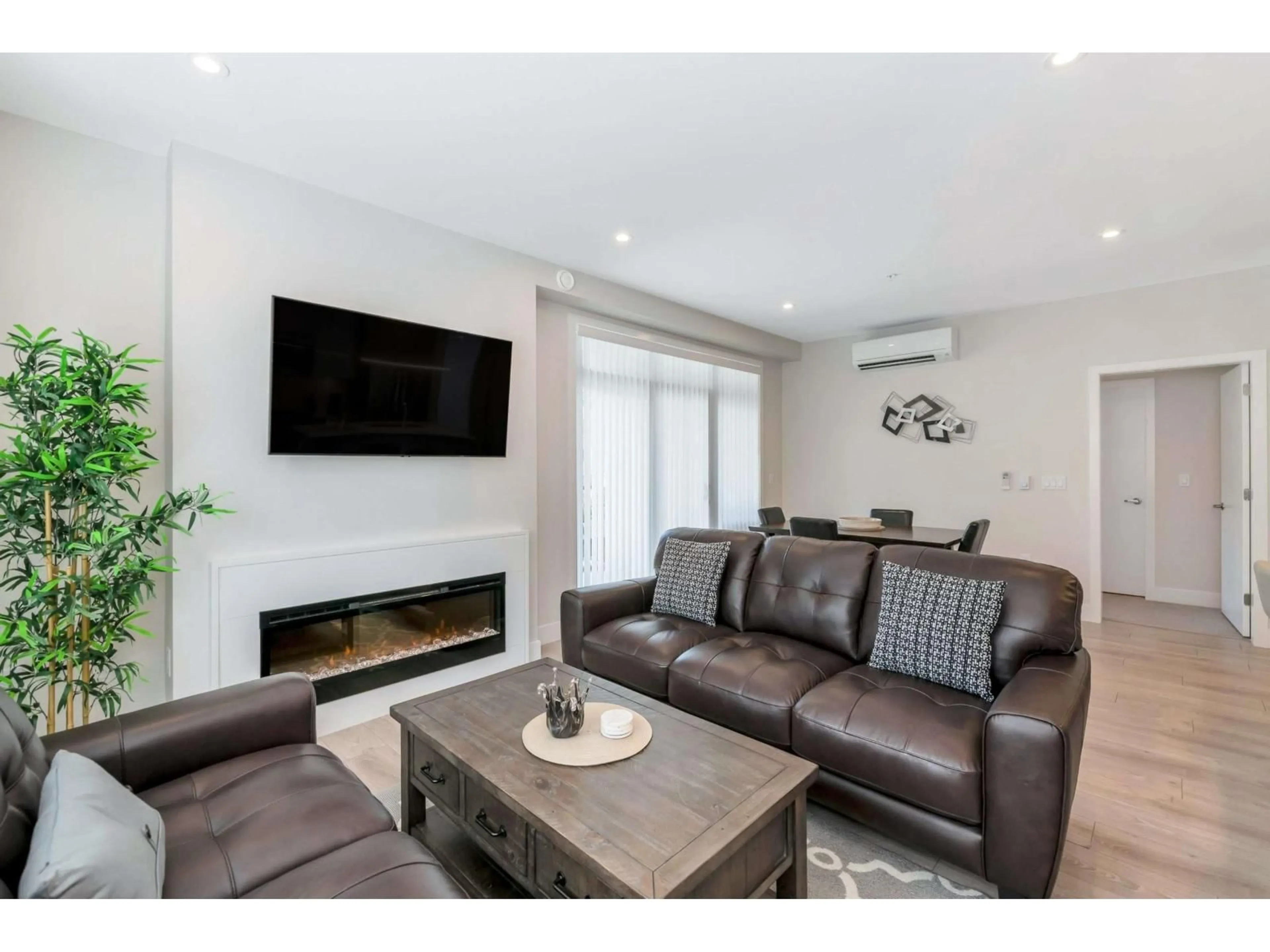 Living room with furniture, wood/laminate floor for 101 - 45500 MARKET WAY, Chilliwack British Columbia V2R6G5