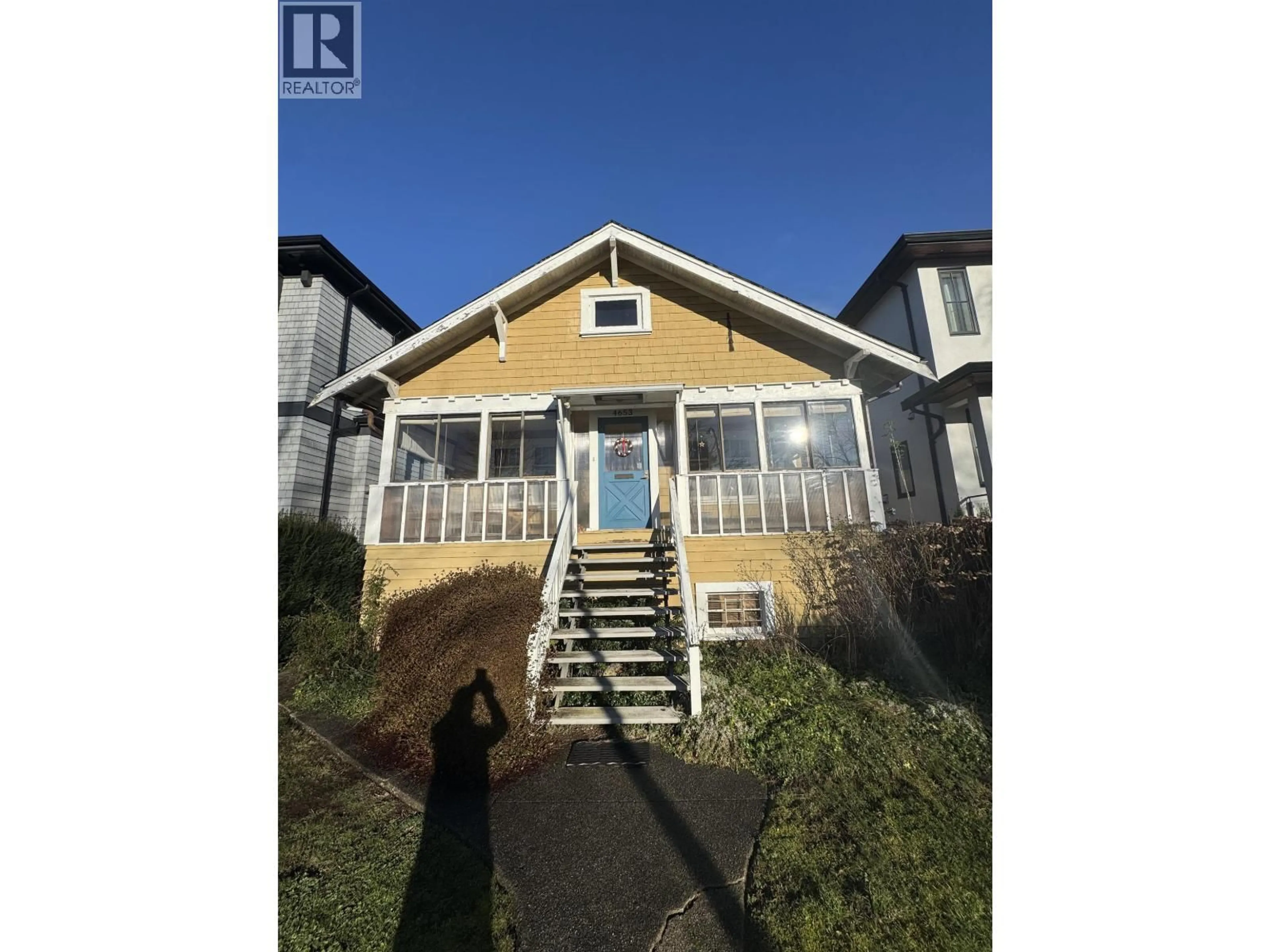 A pic from outside/outdoor area/front of a property/back of a property/a pic from drone, street for 4653 8TH AVENUE, Vancouver British Columbia V6R2A6