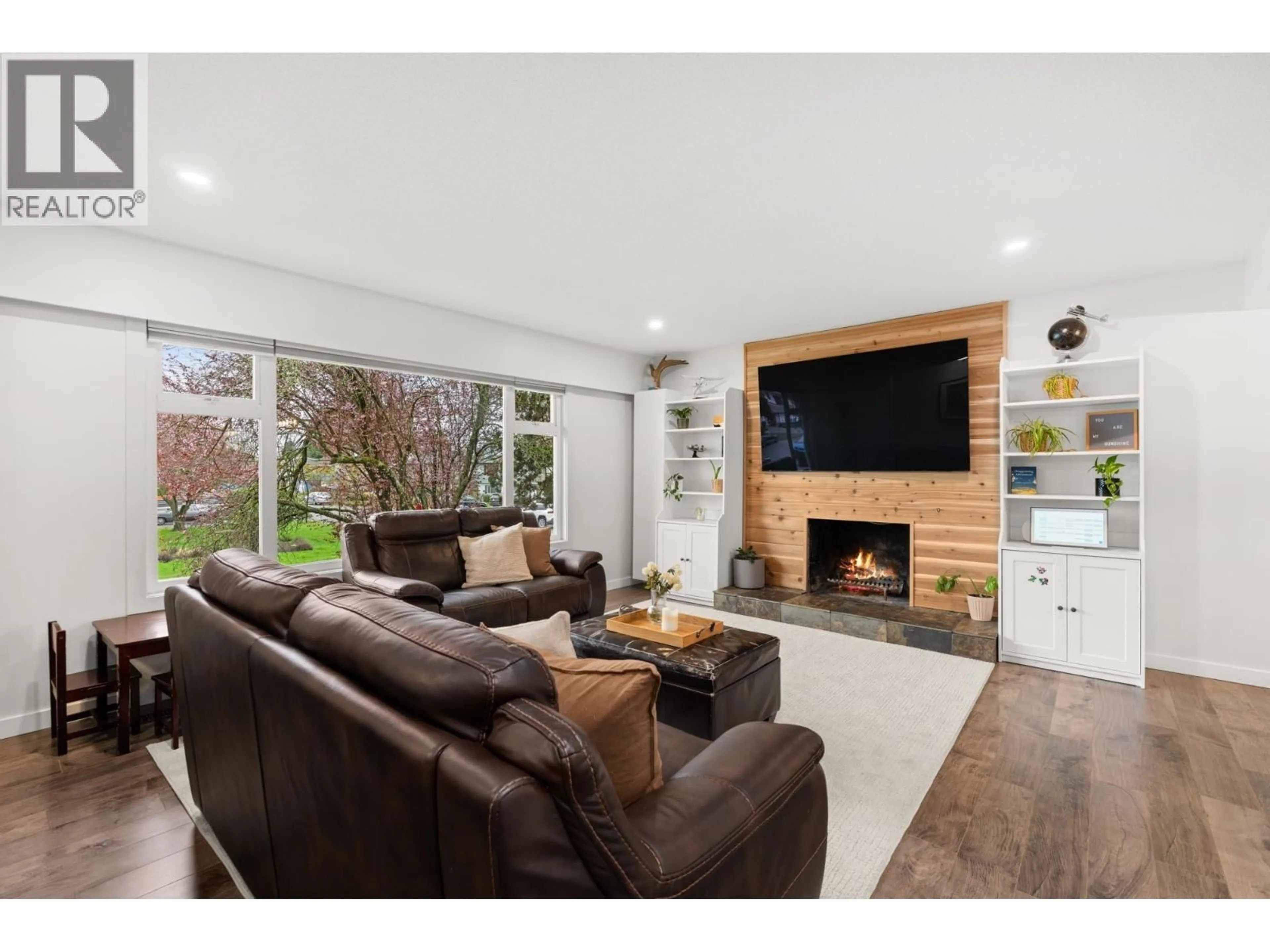 Living room with furniture, wood/laminate floor for 4435 54A STREET, Delta British Columbia V4K2Z6