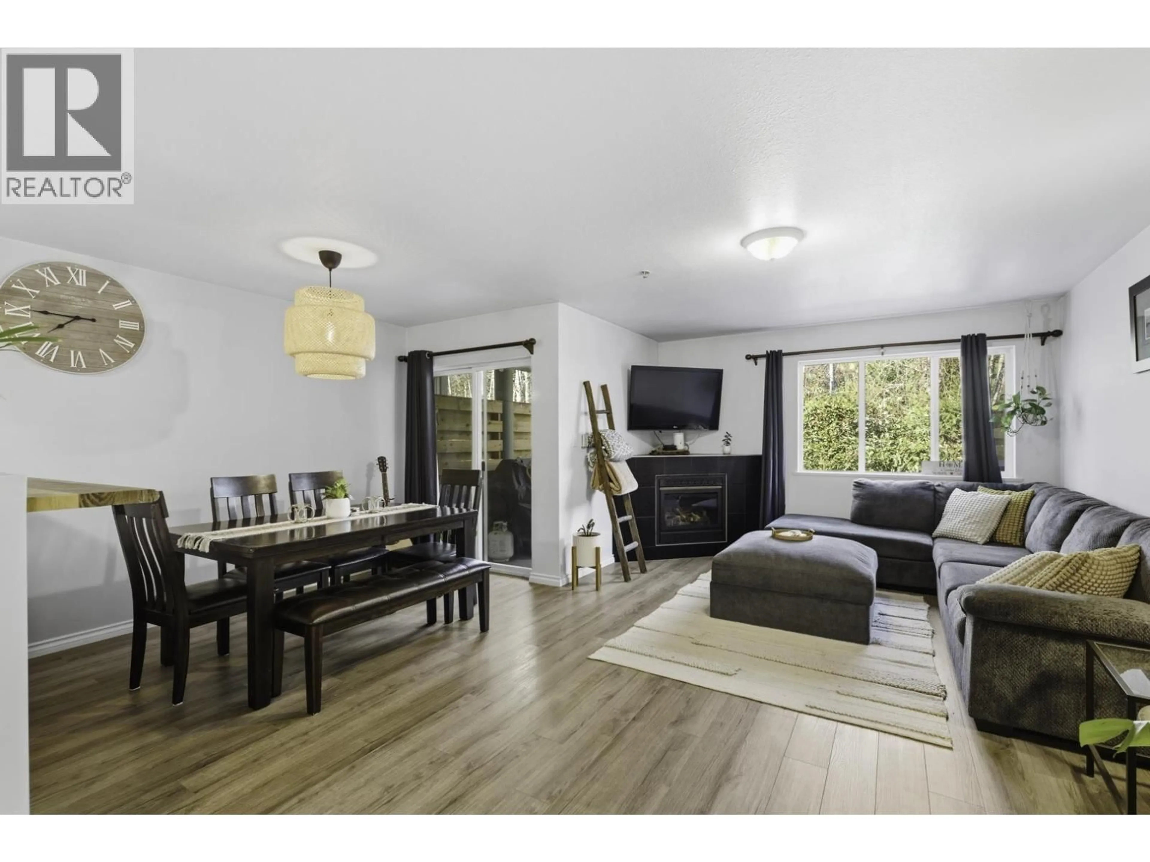 Living room with furniture, wood/laminate floor for 47 - 735 PARK ROAD, Gibsons British Columbia V0N1V7