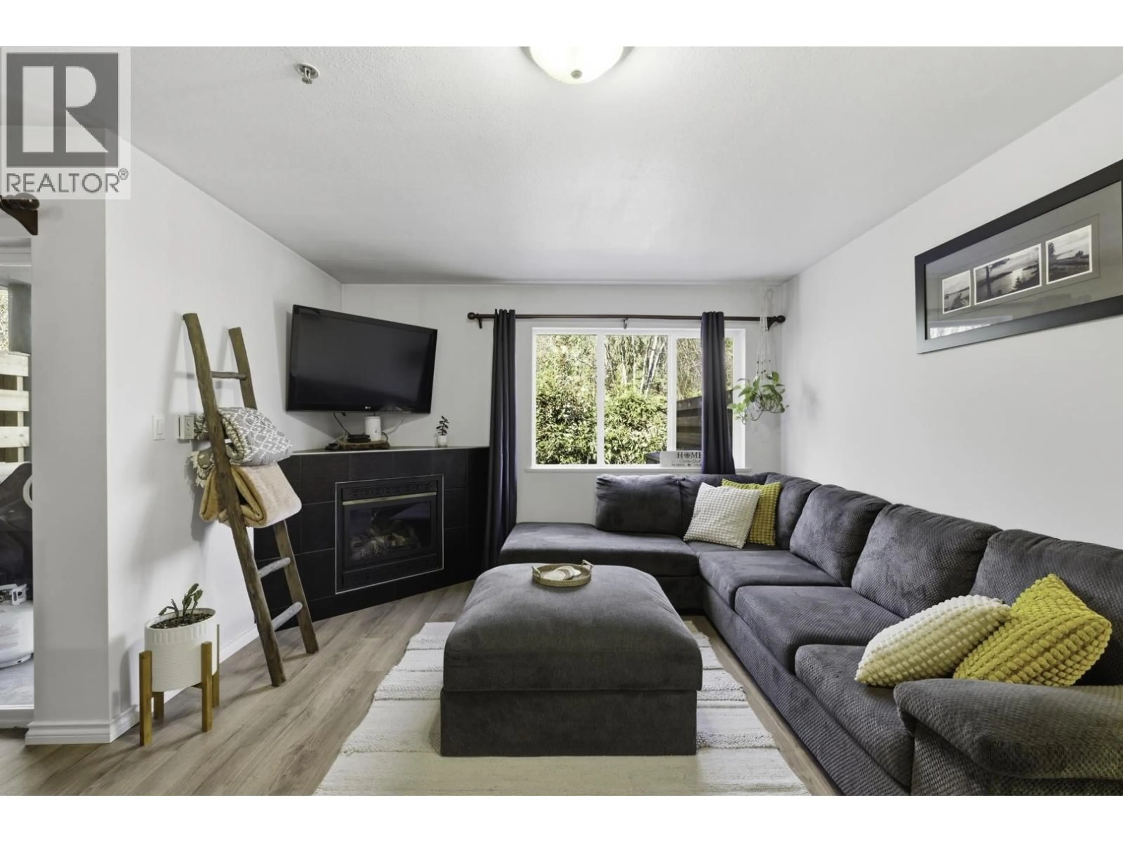 Living room with furniture, wood/laminate floor for 47 - 735 PARK ROAD, Gibsons British Columbia V0N1V7