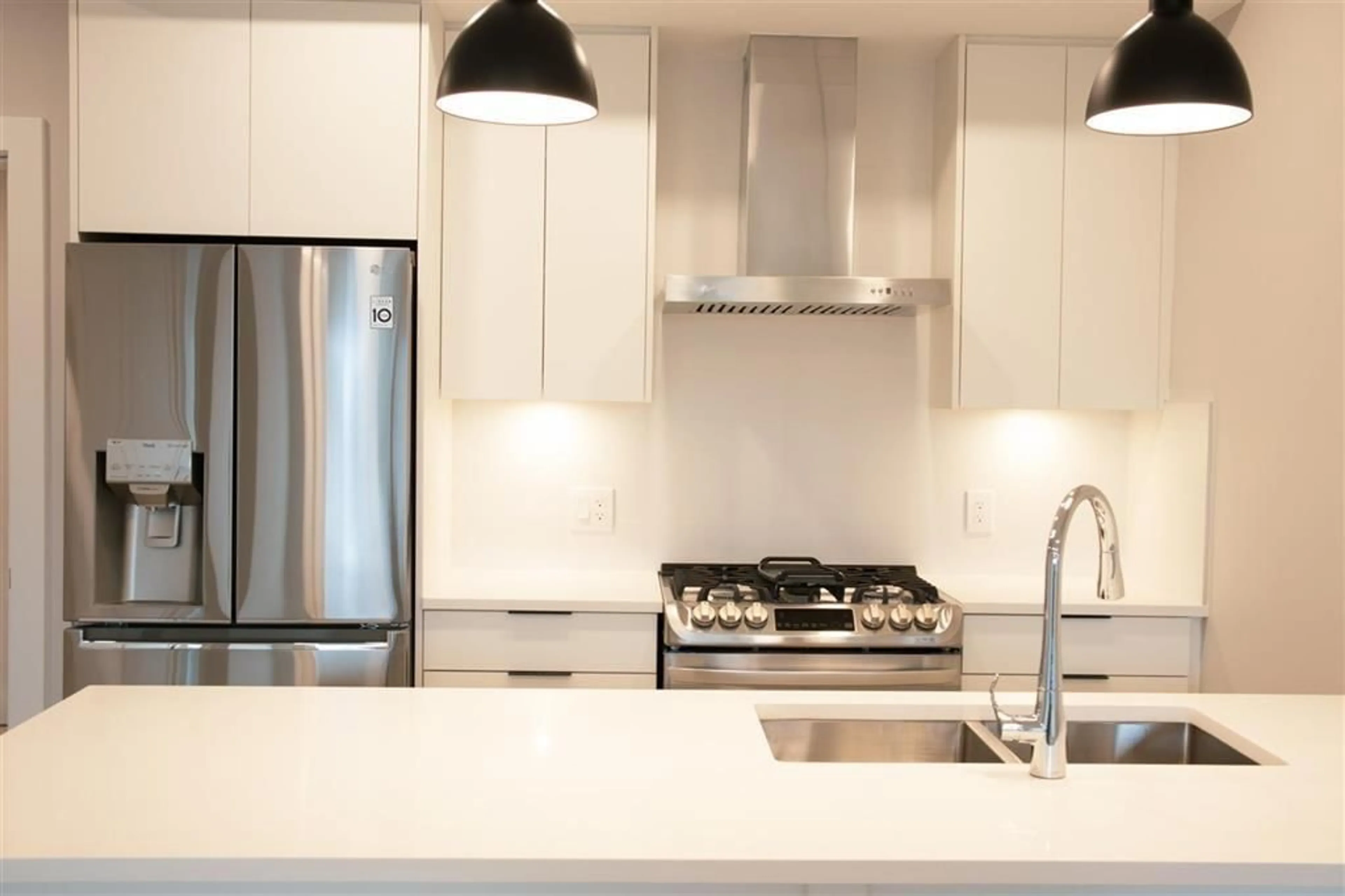 Contemporary kitchen, unknown for 211 - 14818 60 AVENUE, Surrey British Columbia V3S1R9