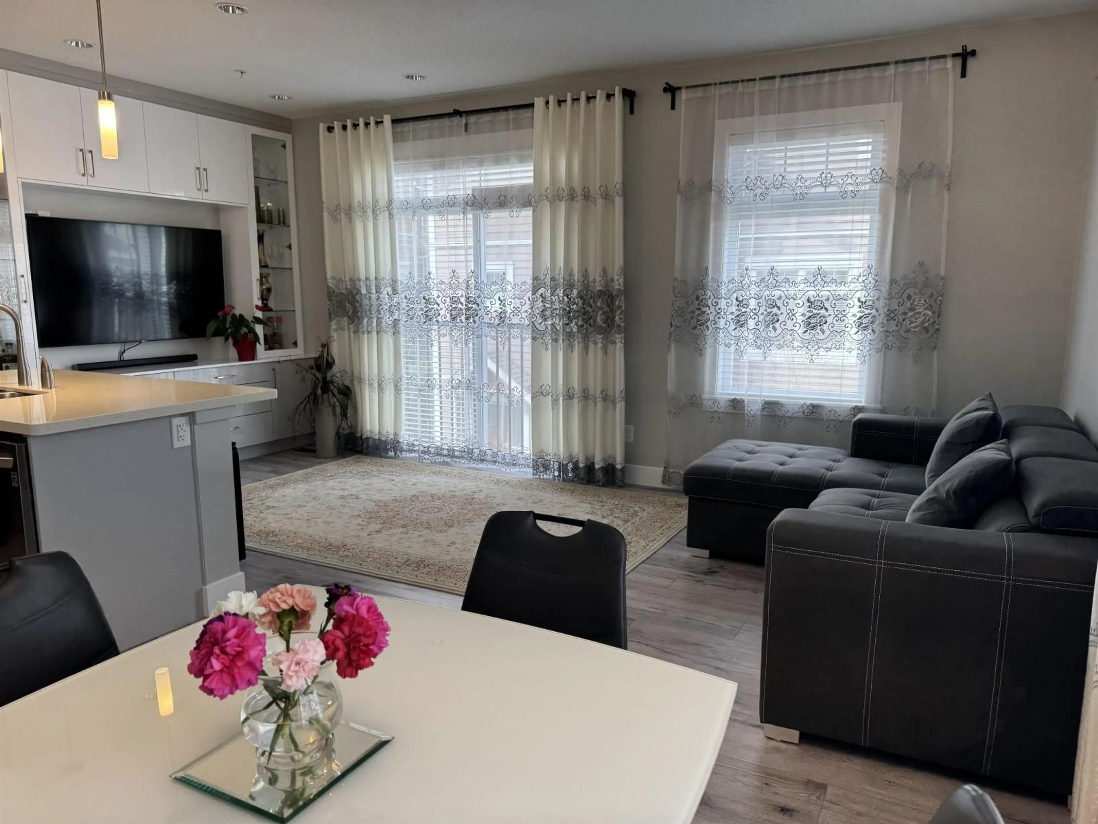 Living room with furniture, wood/laminate floor for 19 - 2689 PARKWAY DRIVE, Surrey British Columbia V4P0C3
