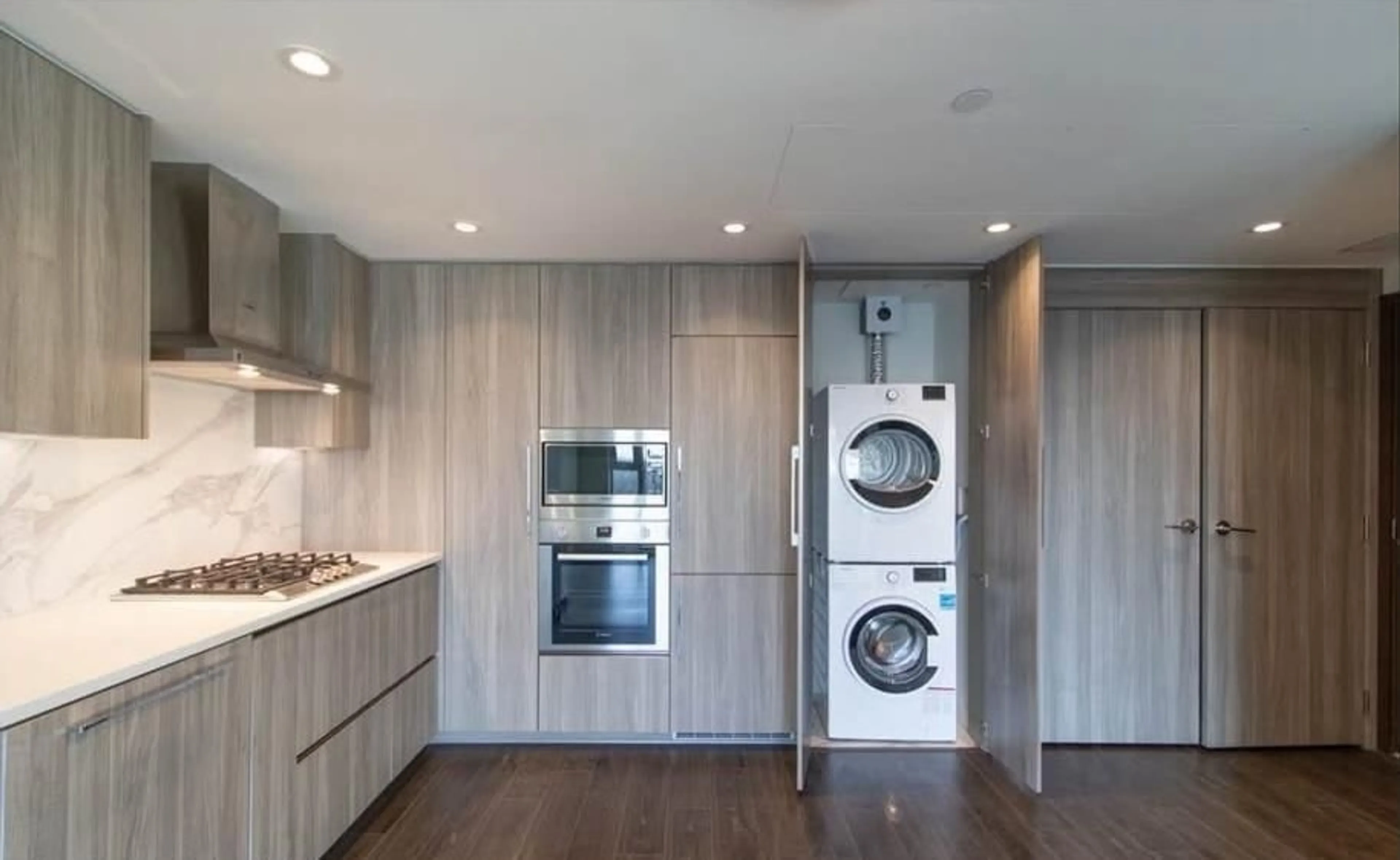 Kitchen with laundary machines, wood/laminate floor for 705 - 13778 100 AVENUE, Surrey British Columbia V3T0V3