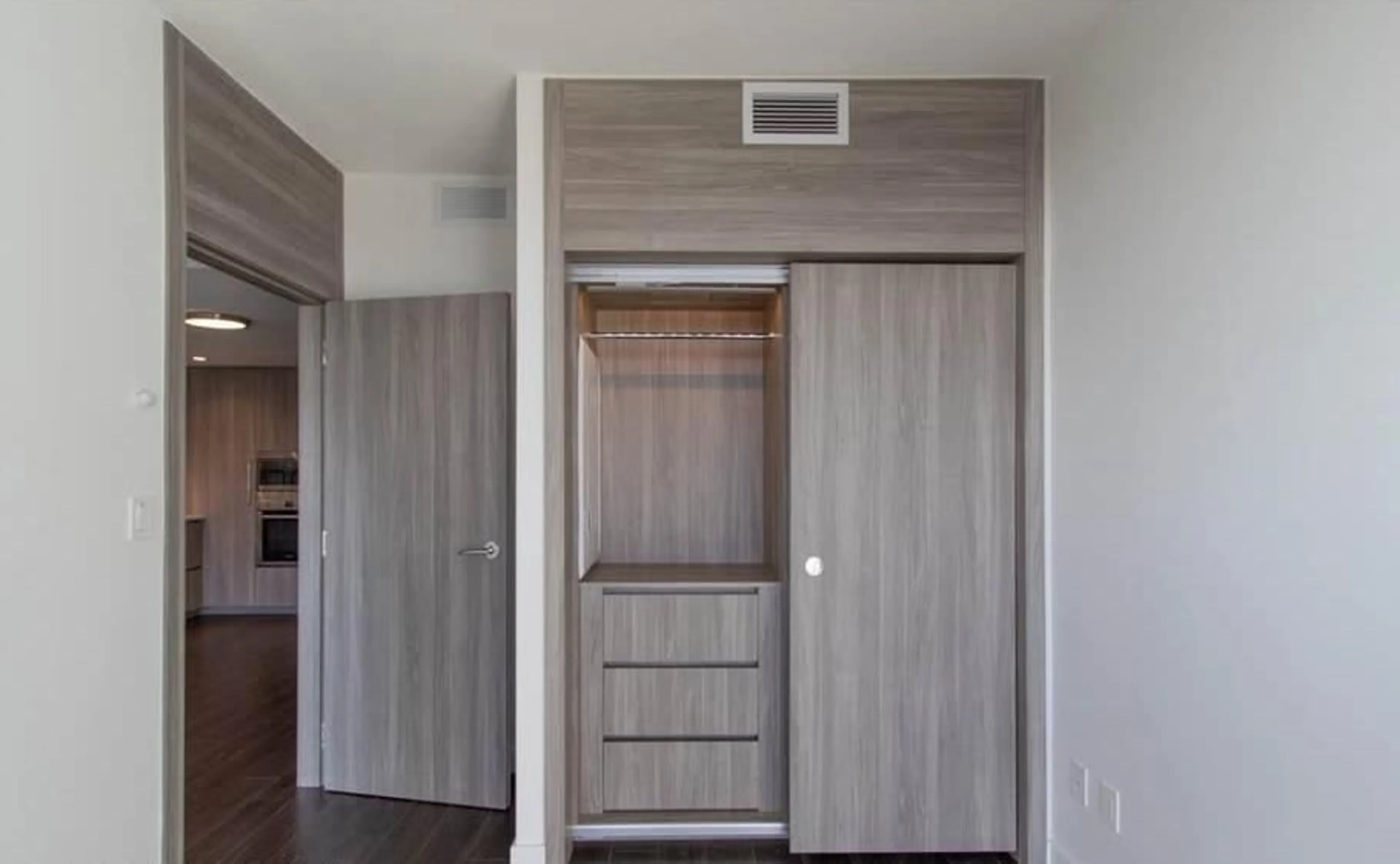 Indoor entryway for 705 - 13778 100 AVENUE, Surrey British Columbia V3T0V3