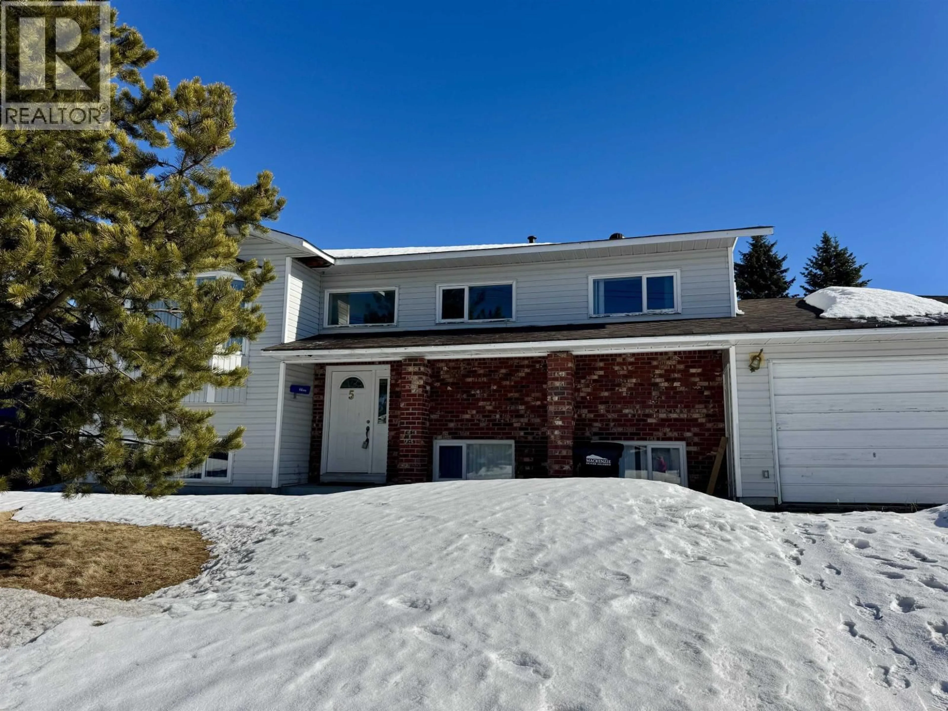 Home with vinyl exterior material, street for 5 MUNRO CRESCENT, Mackenzie British Columbia V0J2C0