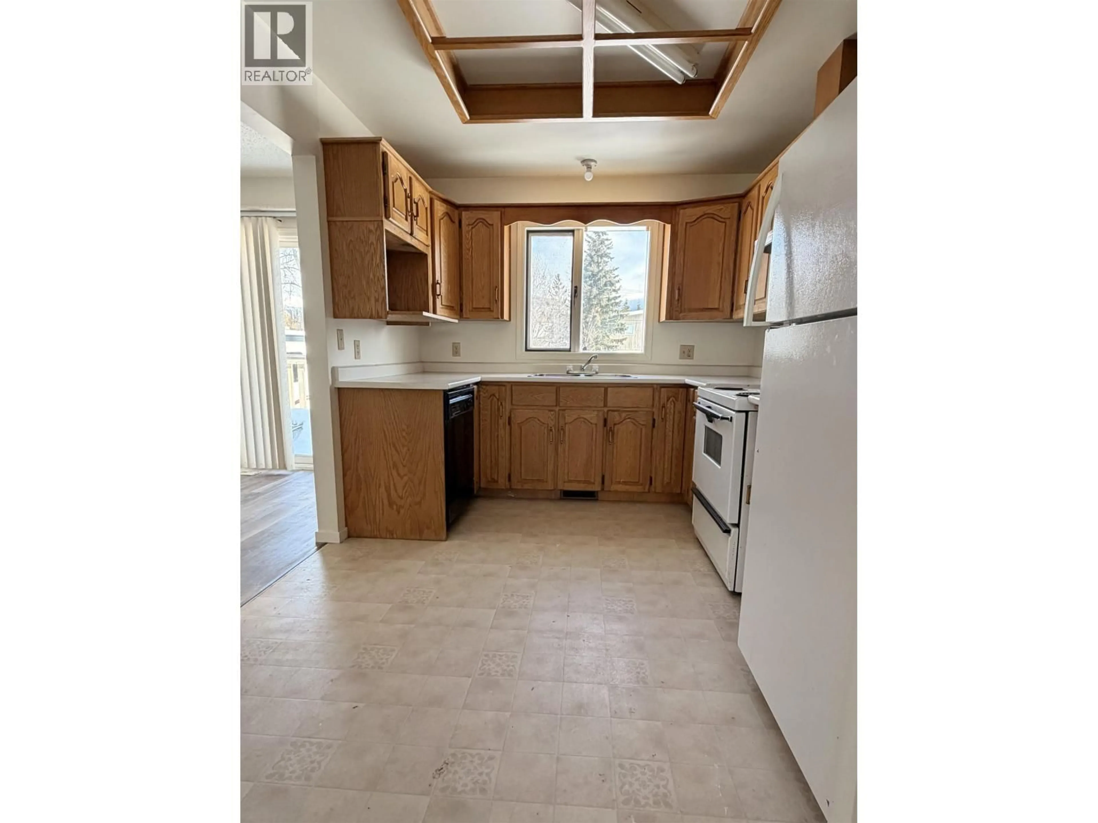 Open concept kitchen, unknown for 5 MUNRO CRESCENT, Mackenzie British Columbia V0J2C0