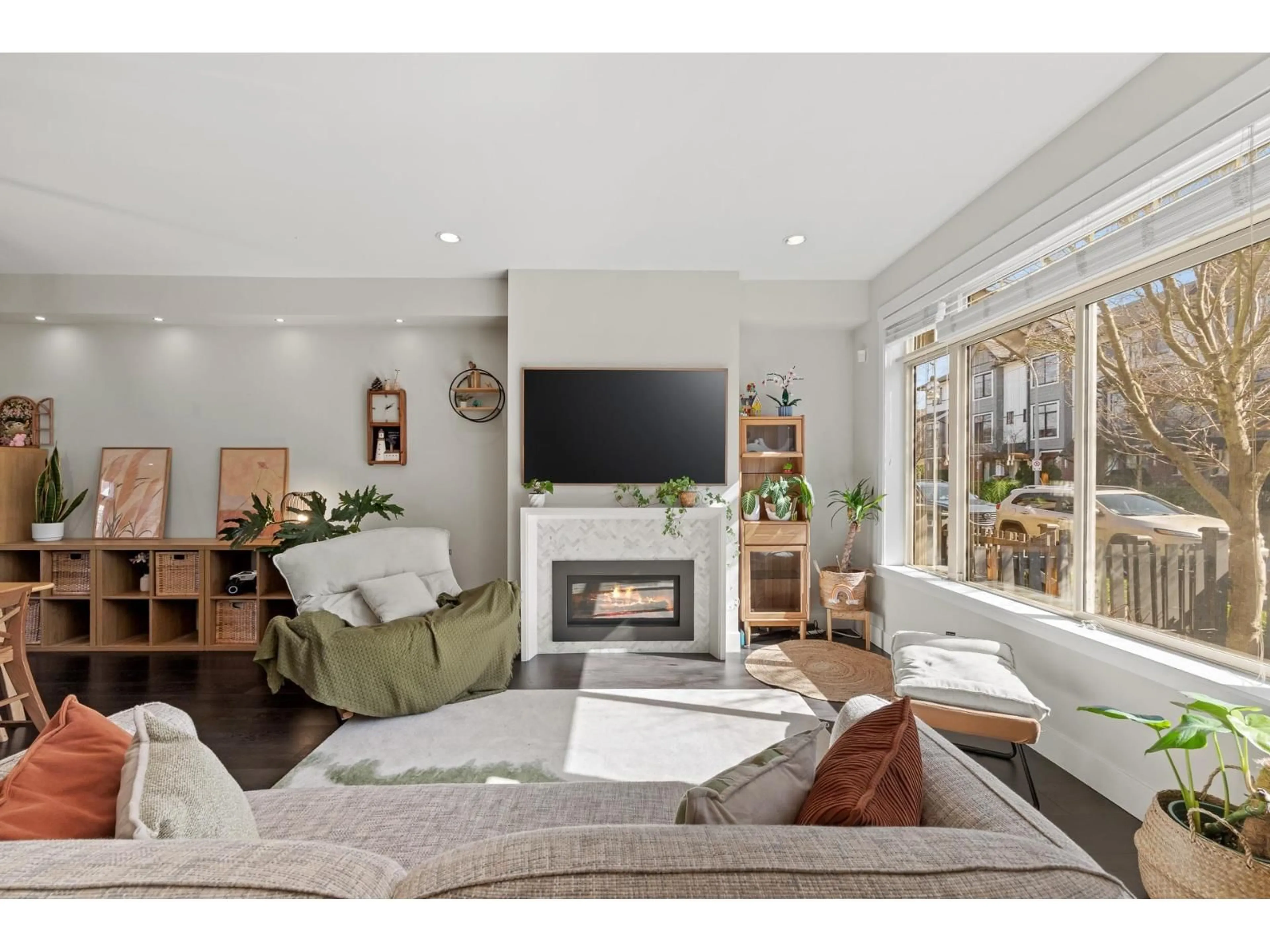 Living room with furniture, unknown for 16511 24A AVENUE, Surrey British Columbia V3Z0M8