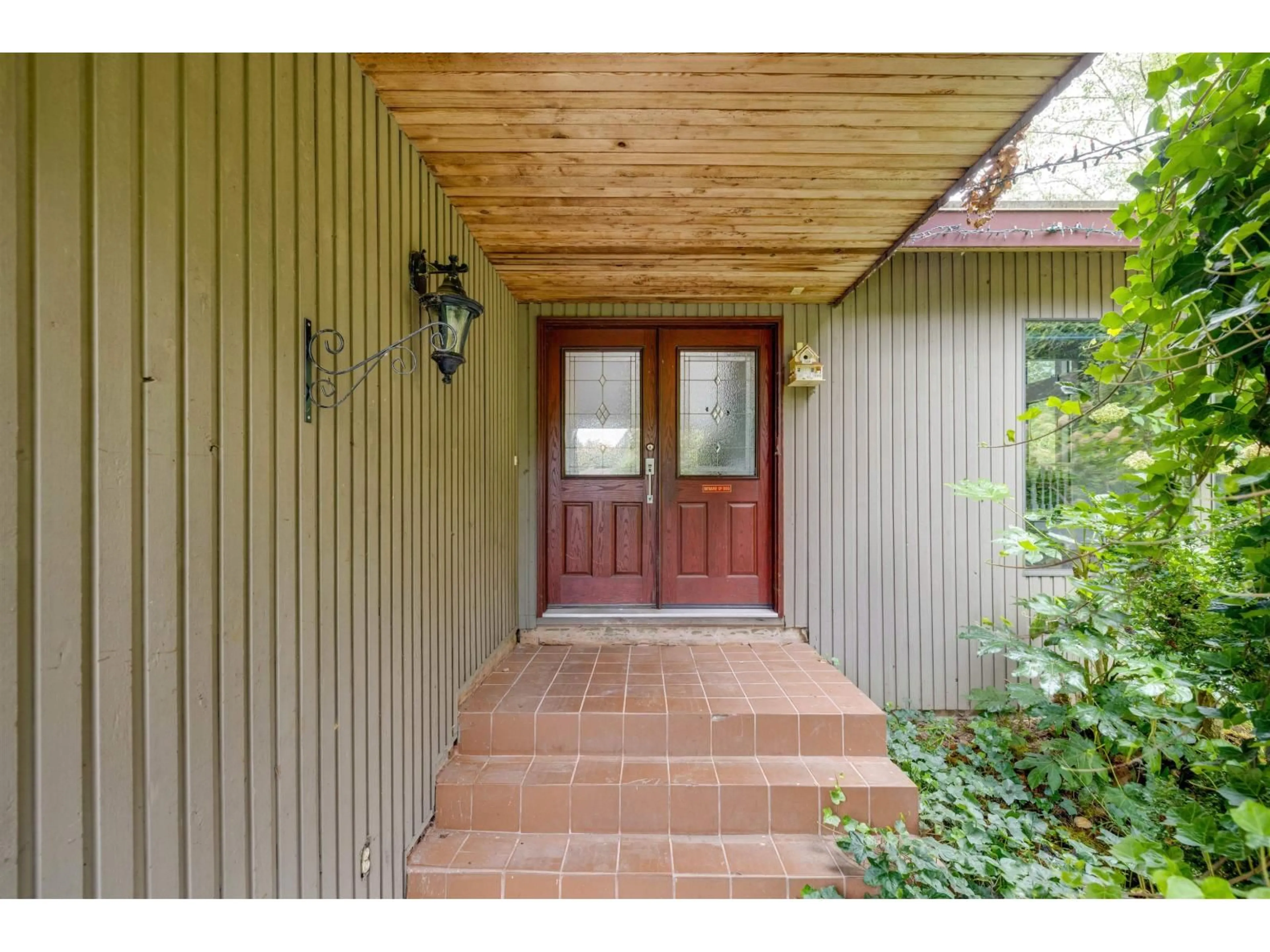 Indoor entryway for 18208 21A AVENUE, Surrey British Columbia V3Z9W2