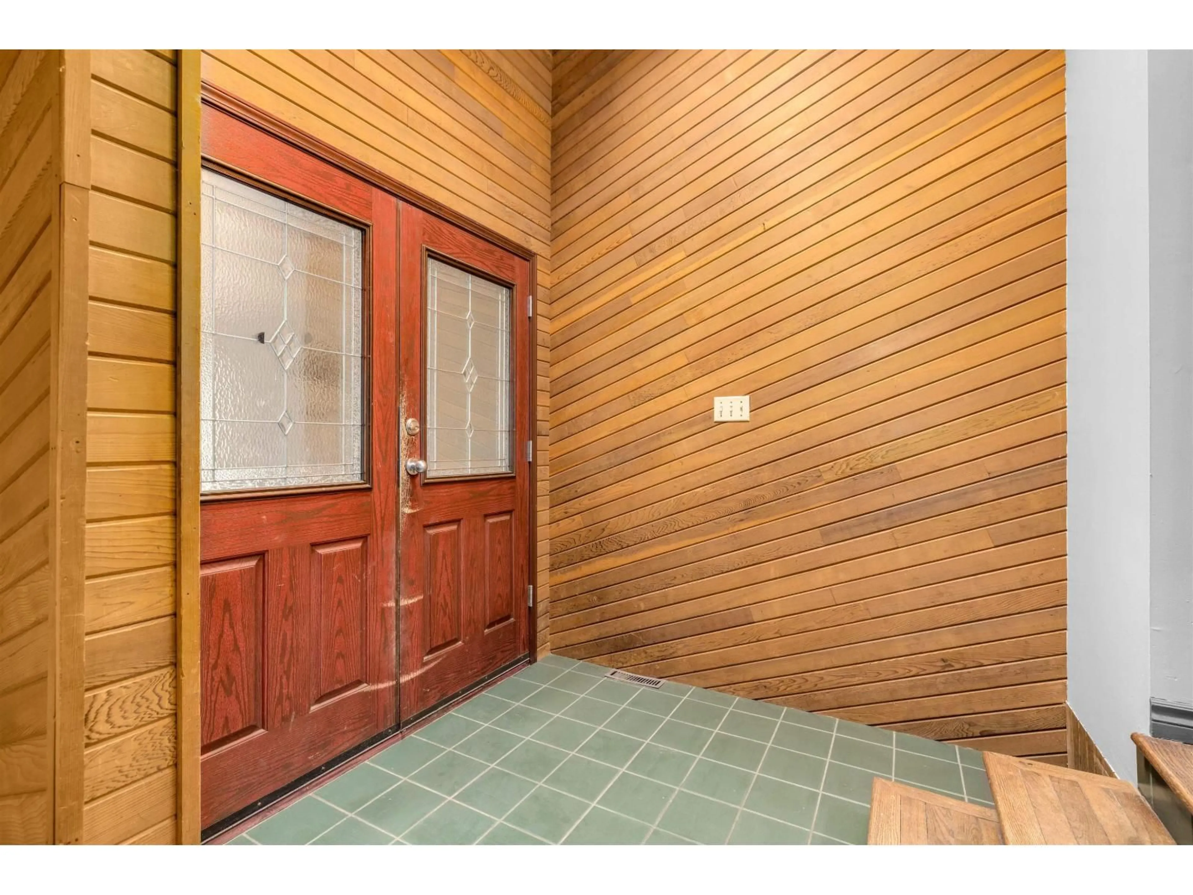 Indoor entryway for 18208 21A AVENUE, Surrey British Columbia V3Z9W2