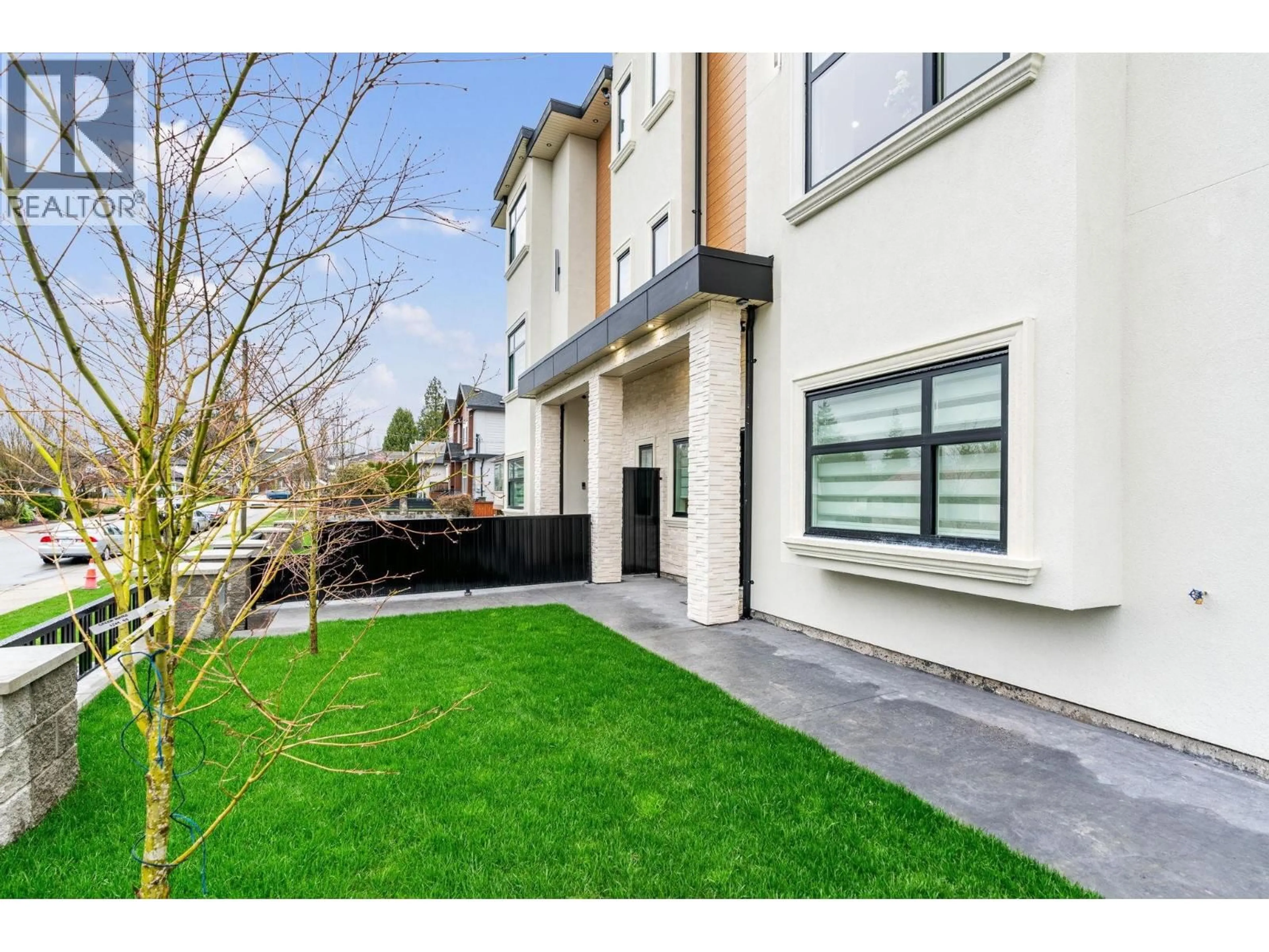 Unknown for 2 - 8464 15TH AVENUE, Burnaby British Columbia V3N1Y2