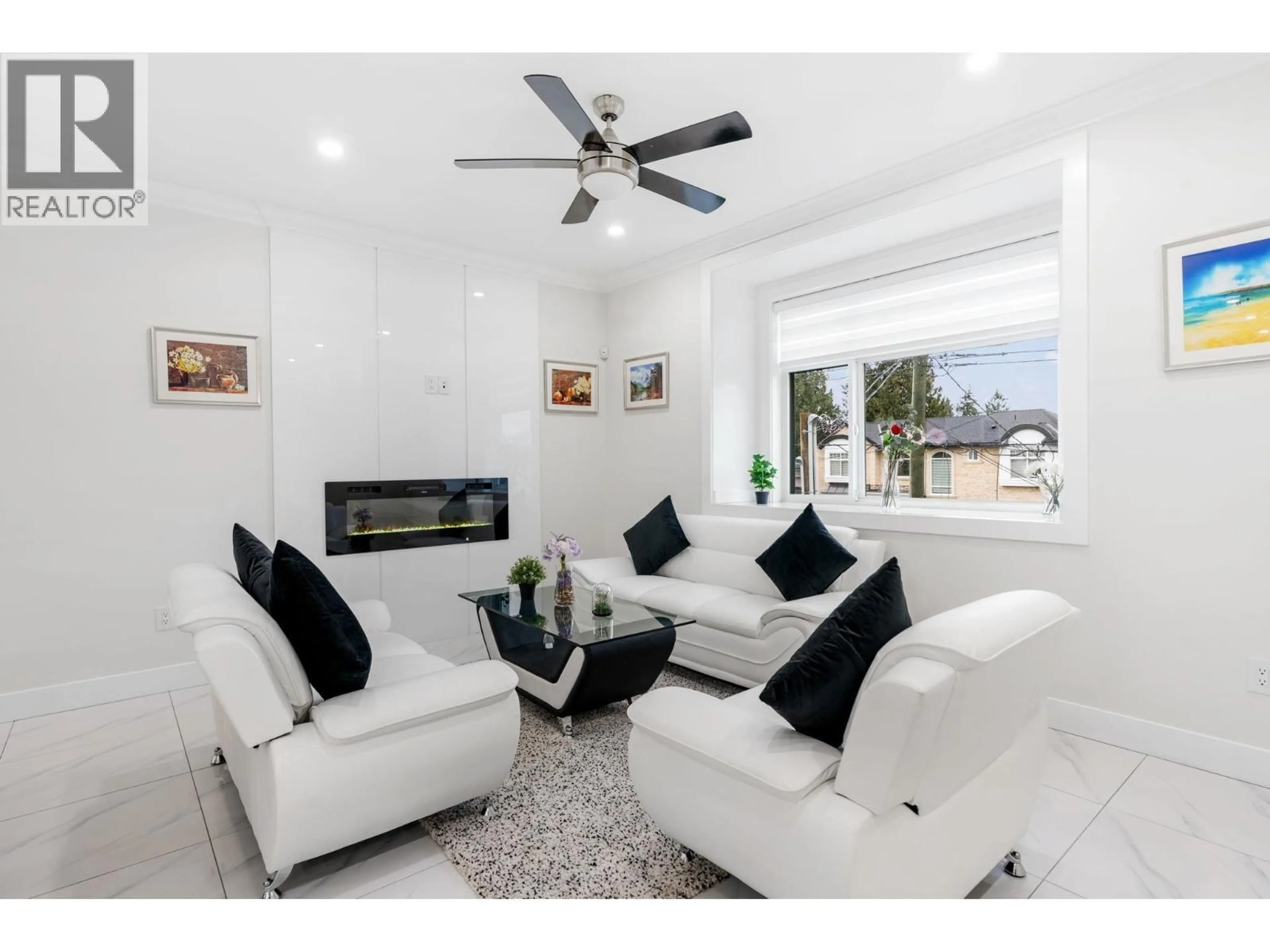 Living room with furniture, unknown for 2 - 8464 15TH AVENUE, Burnaby British Columbia V3N1Y2