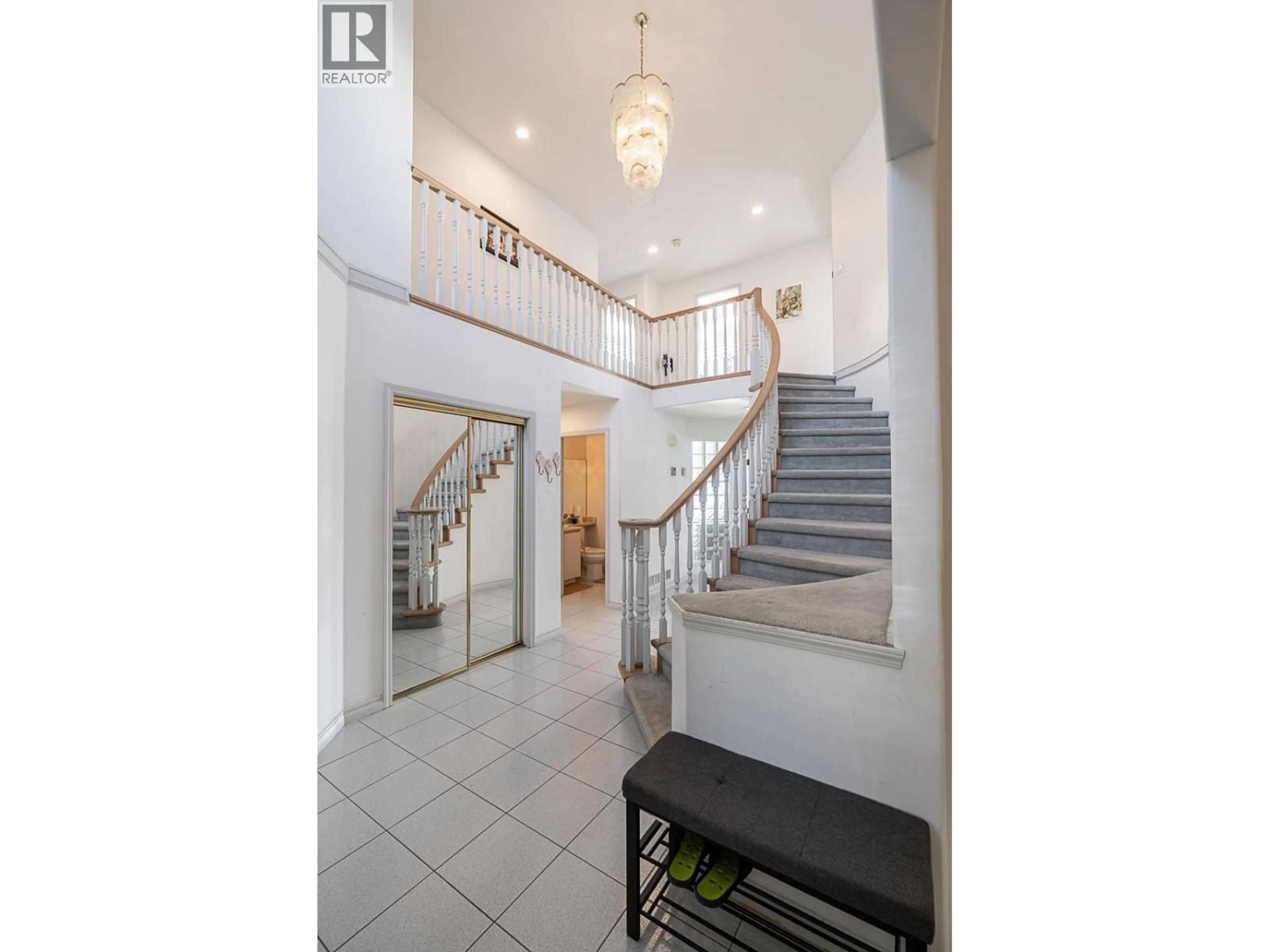 Indoor foyer for 2980 CLIFFROSE CRESCENT, Coquitlam British Columbia V3E2T2
