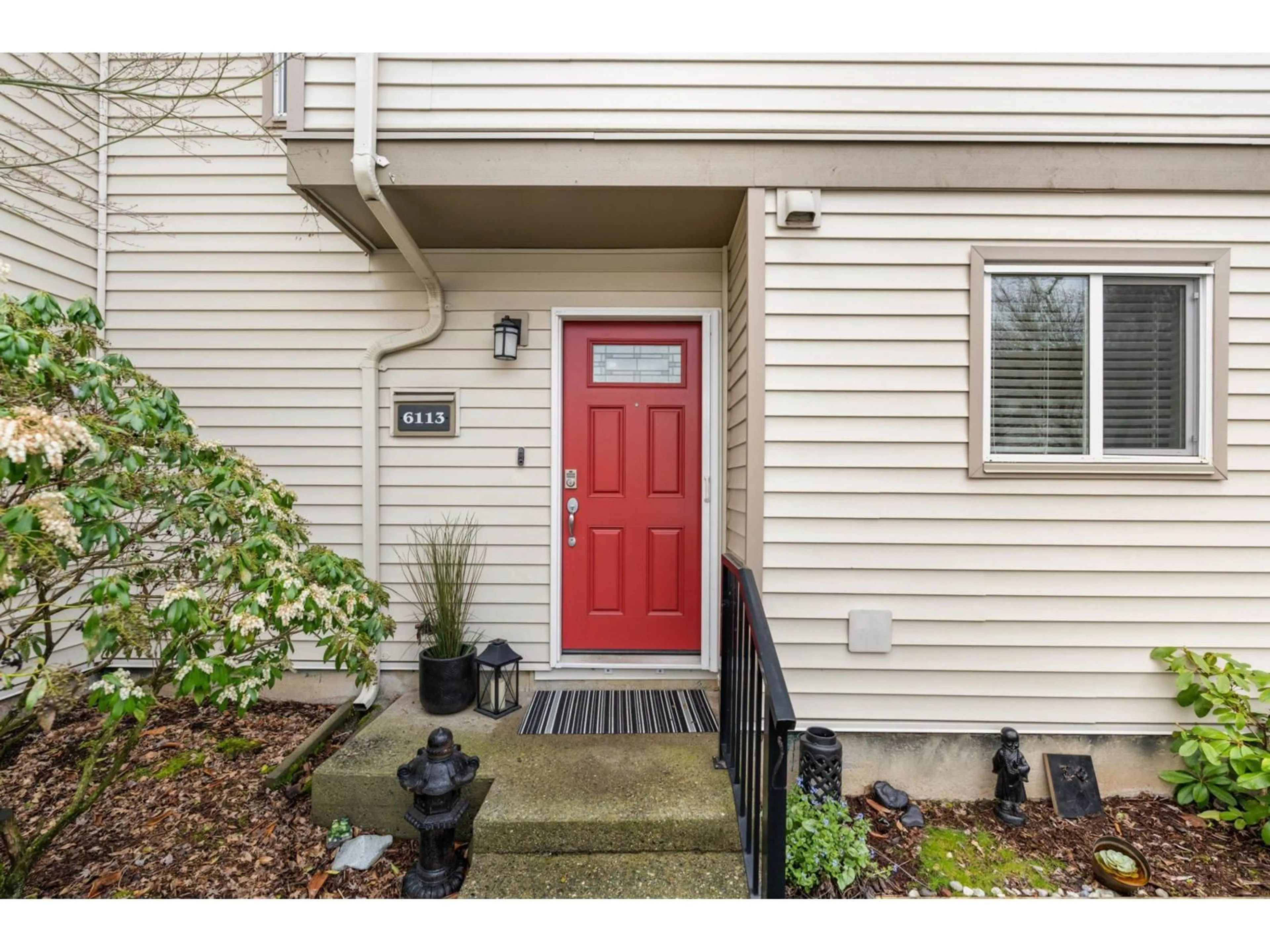 Indoor entryway for 6113 GREENSIDE DRIVE WEST, Surrey British Columbia V3S5M8