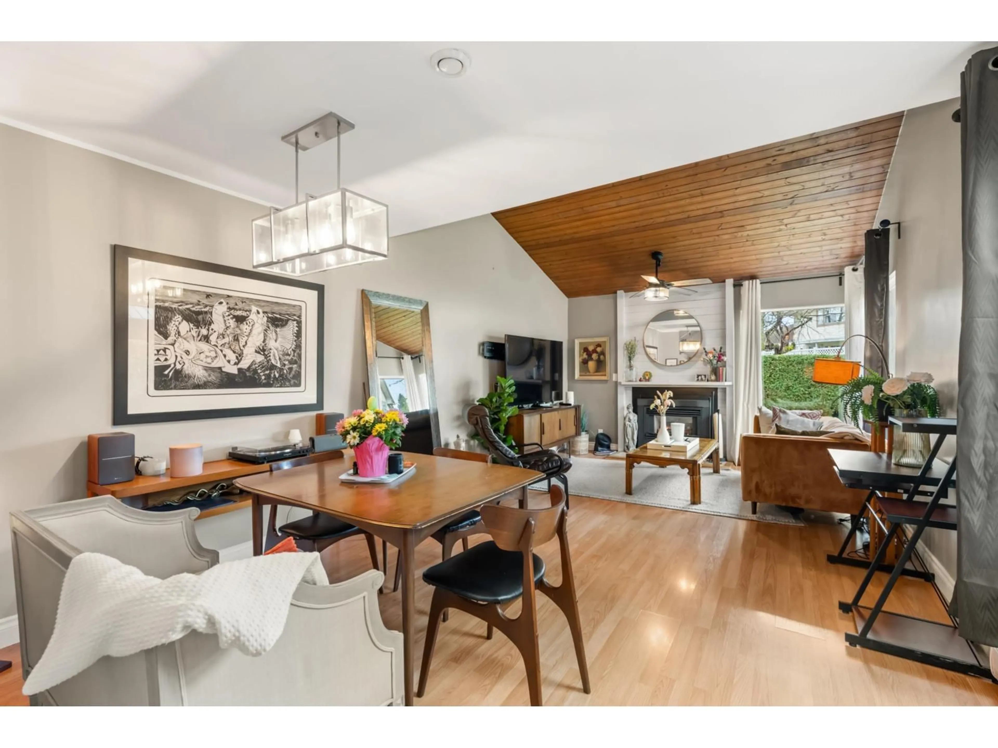 Dining room, wood/laminate floor for 6113 GREENSIDE DRIVE WEST, Surrey British Columbia V3S5M8