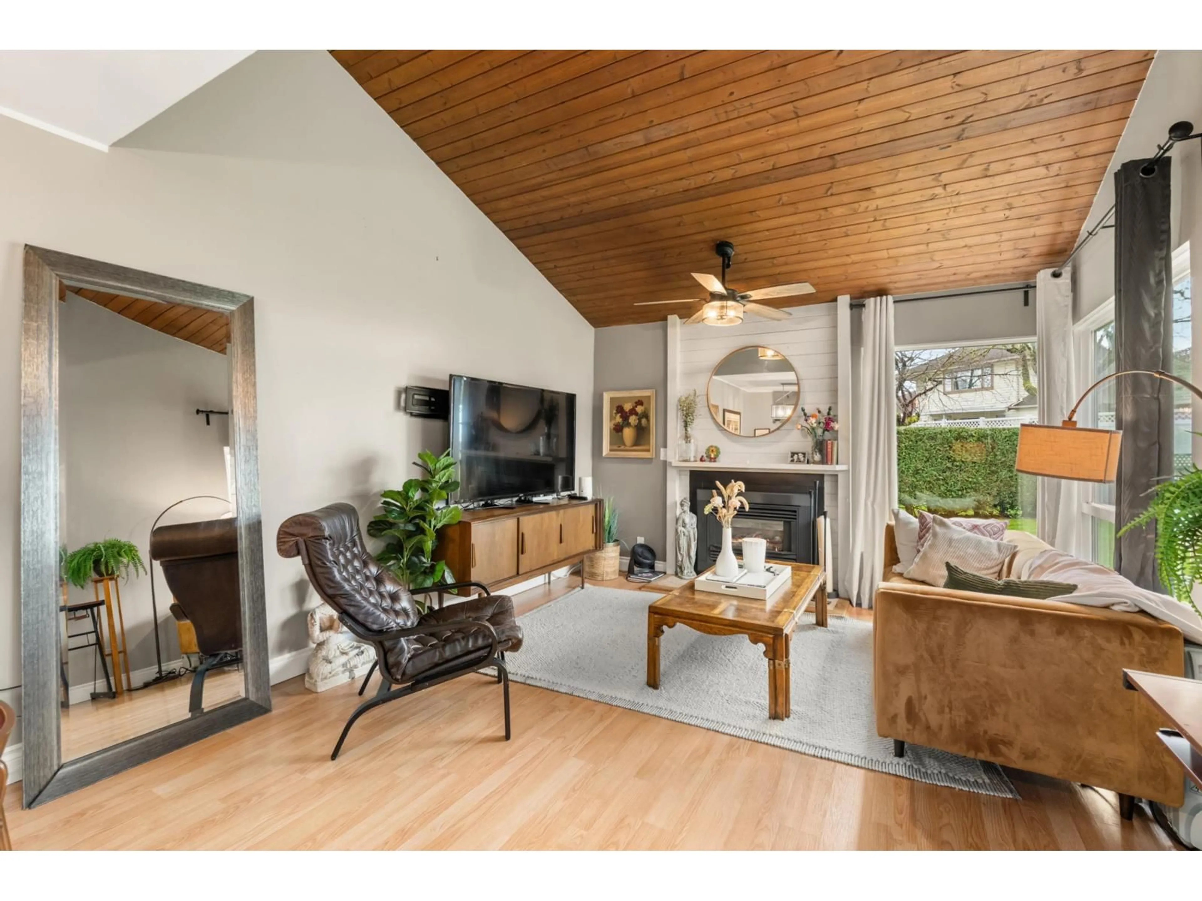 Living room with furniture, wood/laminate floor for 6113 GREENSIDE DRIVE WEST, Surrey British Columbia V3S5M8