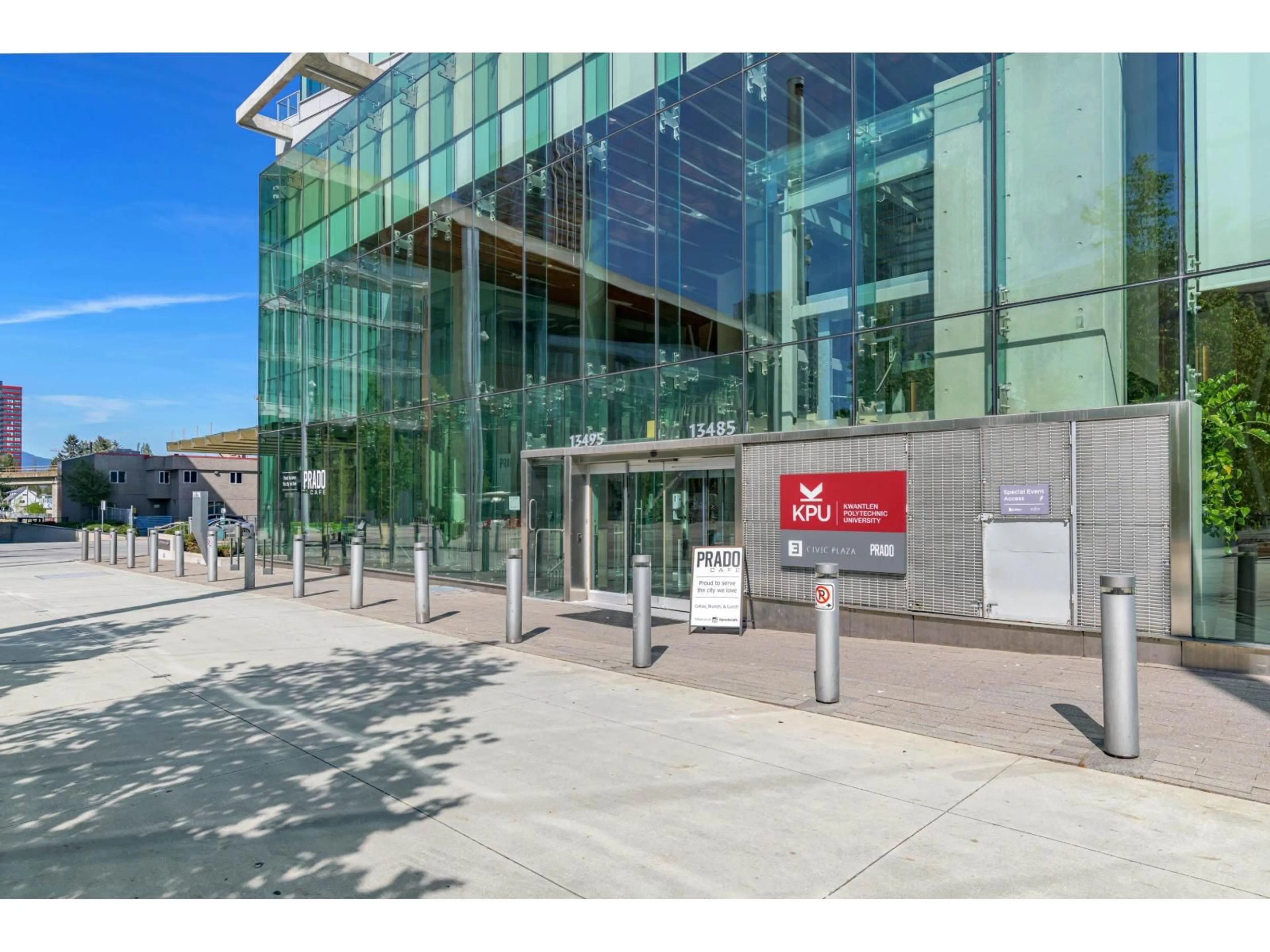 Indoor foyer for 1804 - 13495 CENTRAL AVENUE, Surrey British Columbia V3T0K2