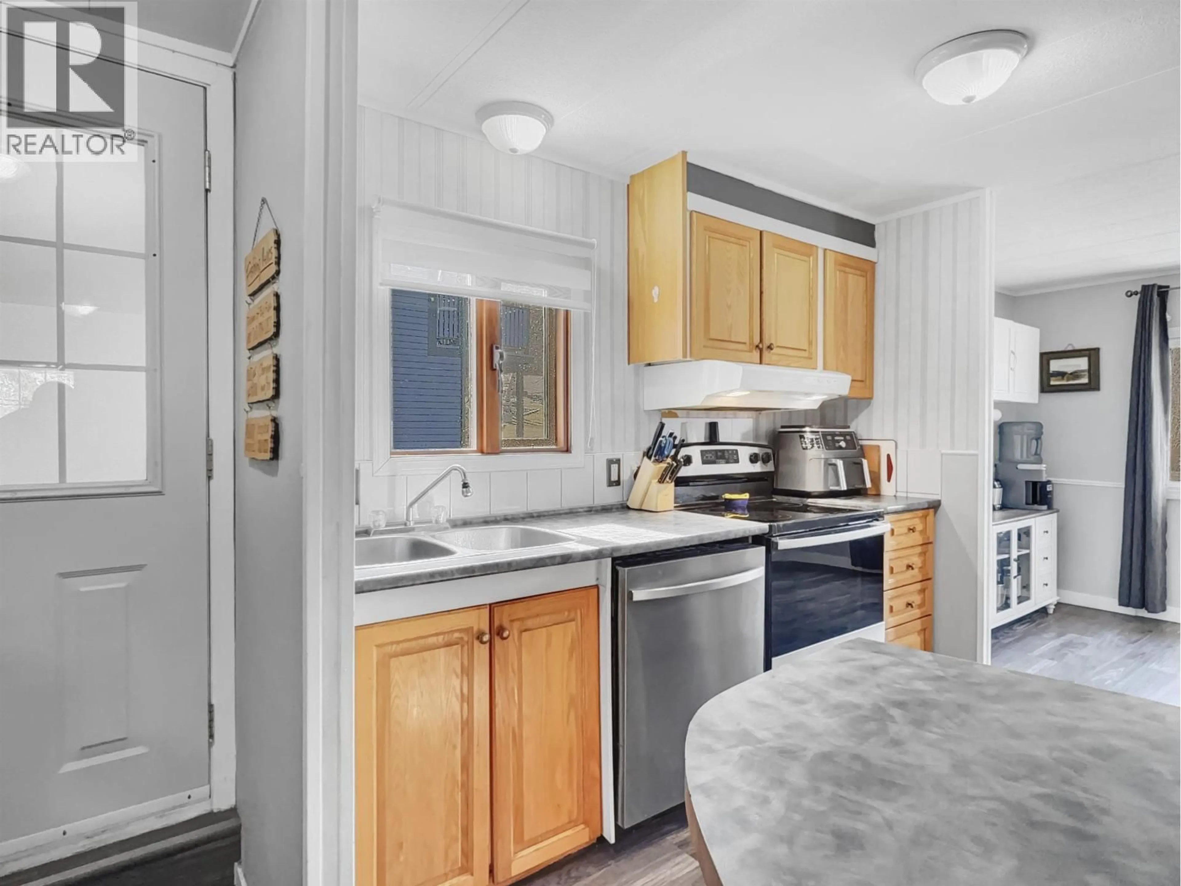 Standard kitchen, ceramic/tile floor for 1008 RICHARD ROAD, Williams Lake British Columbia V2G3M1