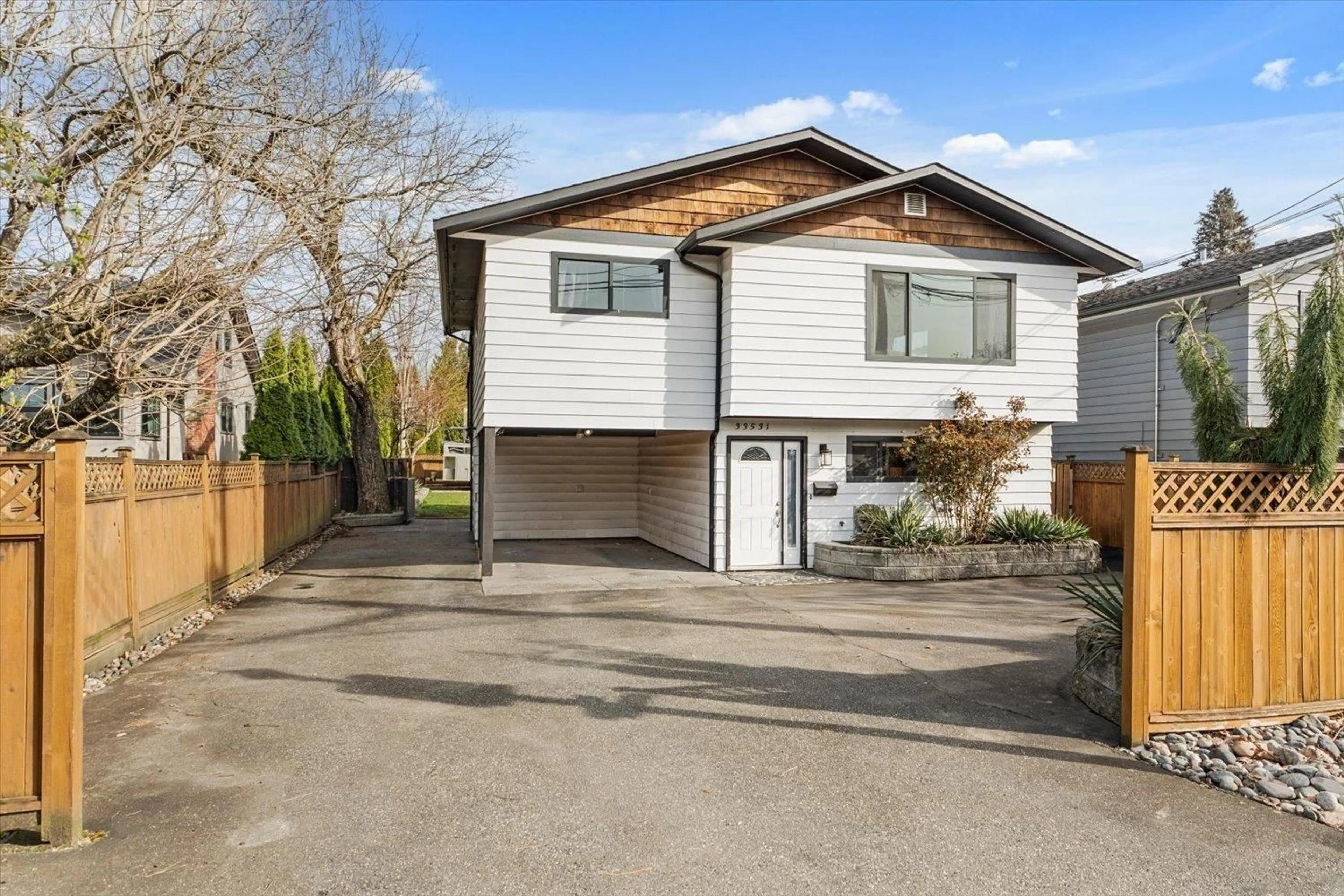 Home with vinyl exterior material, street for 33531 7TH AVENUE, Mission British Columbia V2V2E8