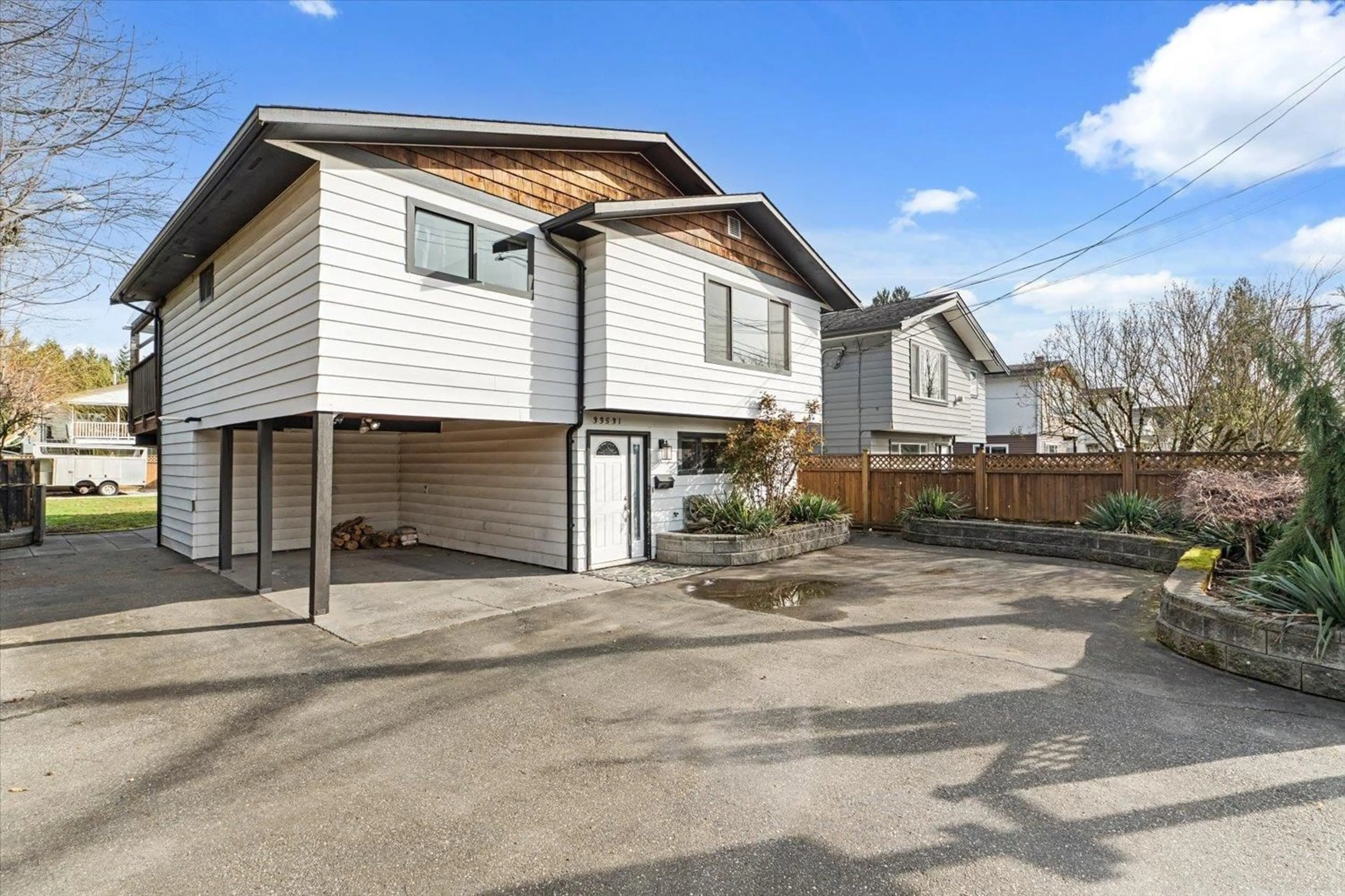 Home with vinyl exterior material, street for 33531 7TH AVENUE, Mission British Columbia V2V2E8