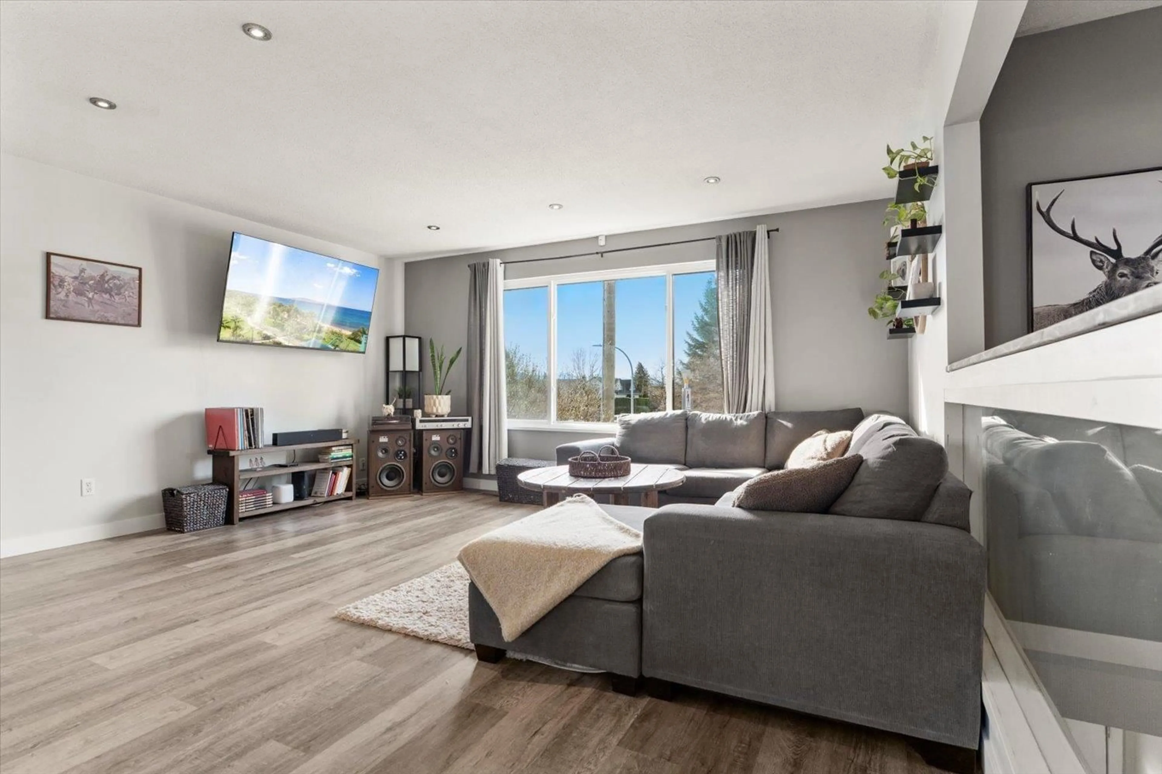Living room with furniture, wood/laminate floor for 33531 7TH AVENUE, Mission British Columbia V2V2E8