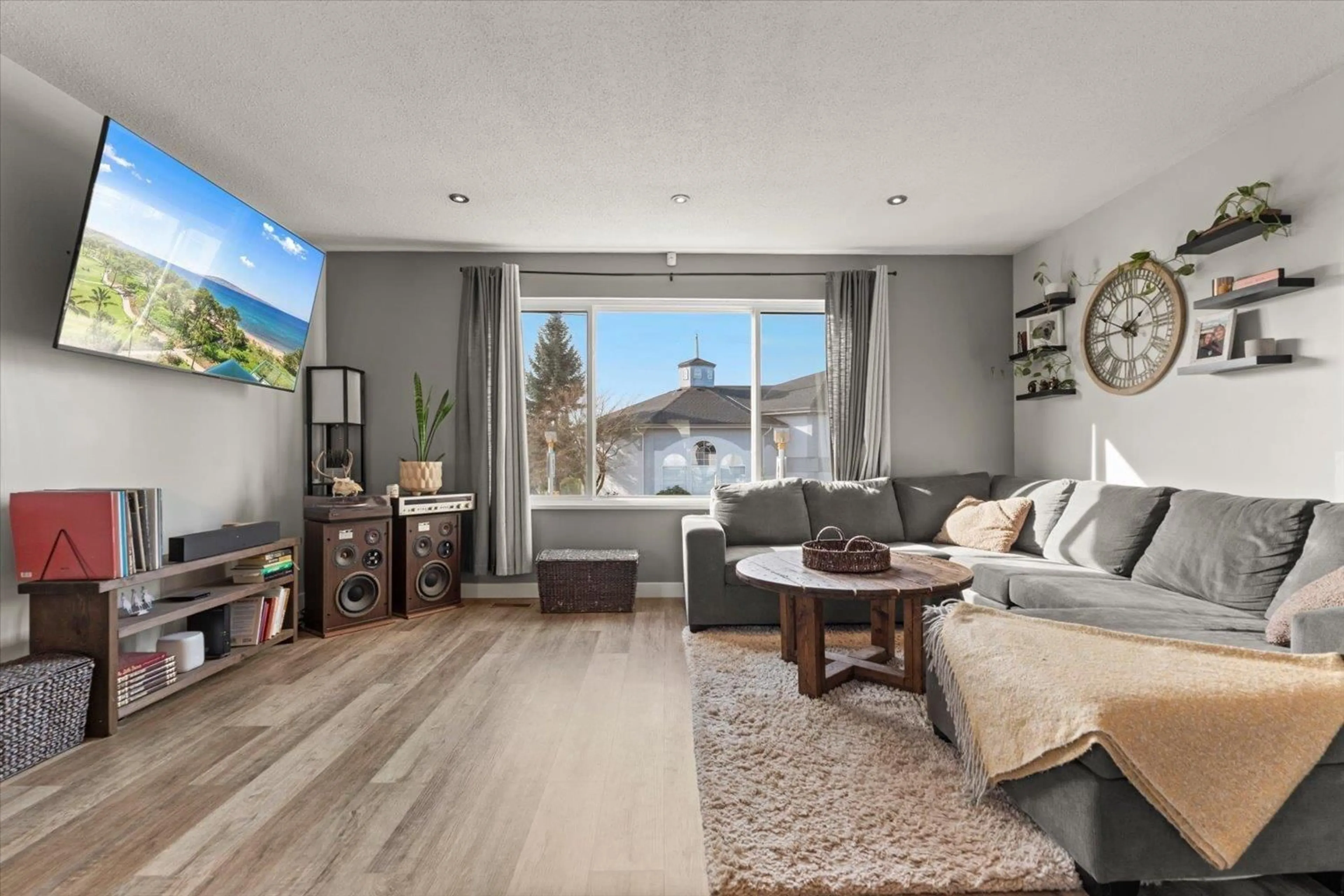 Living room with furniture, wood/laminate floor for 33531 7TH AVENUE, Mission British Columbia V2V2E8