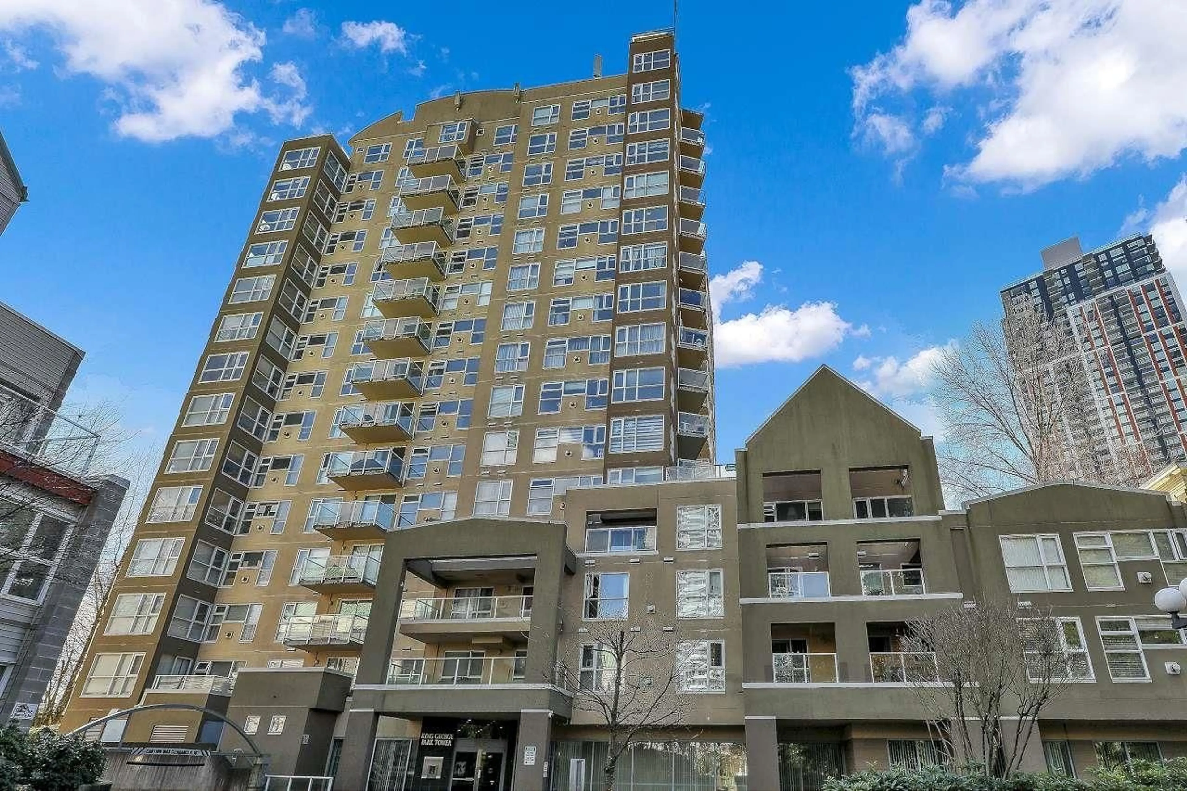 Patio, building for 905 - 9830 WHALLEY BOULEVARD, Surrey British Columbia V3T5S7